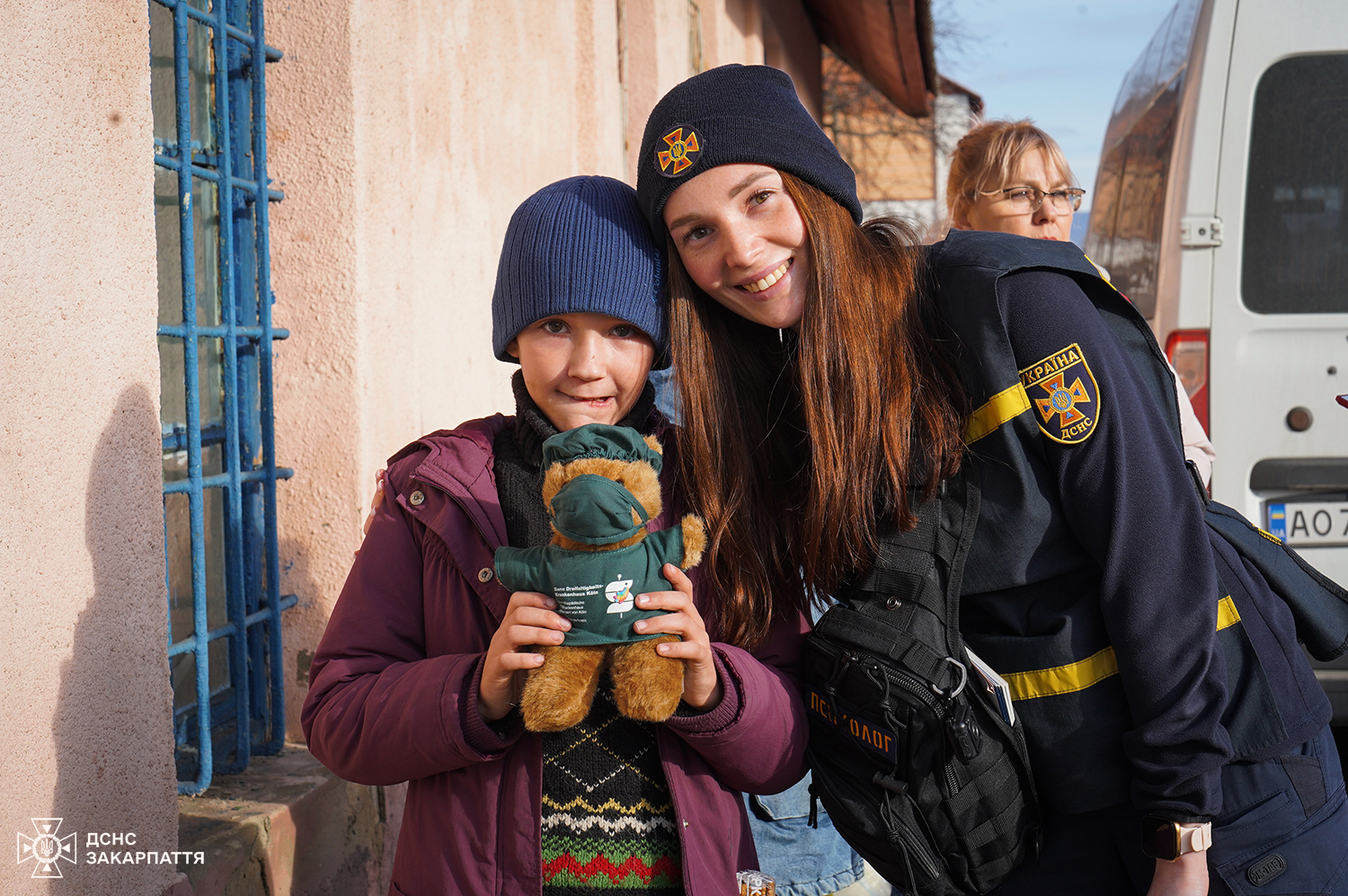 Зустріч людей на вокзалі у Мукачеві