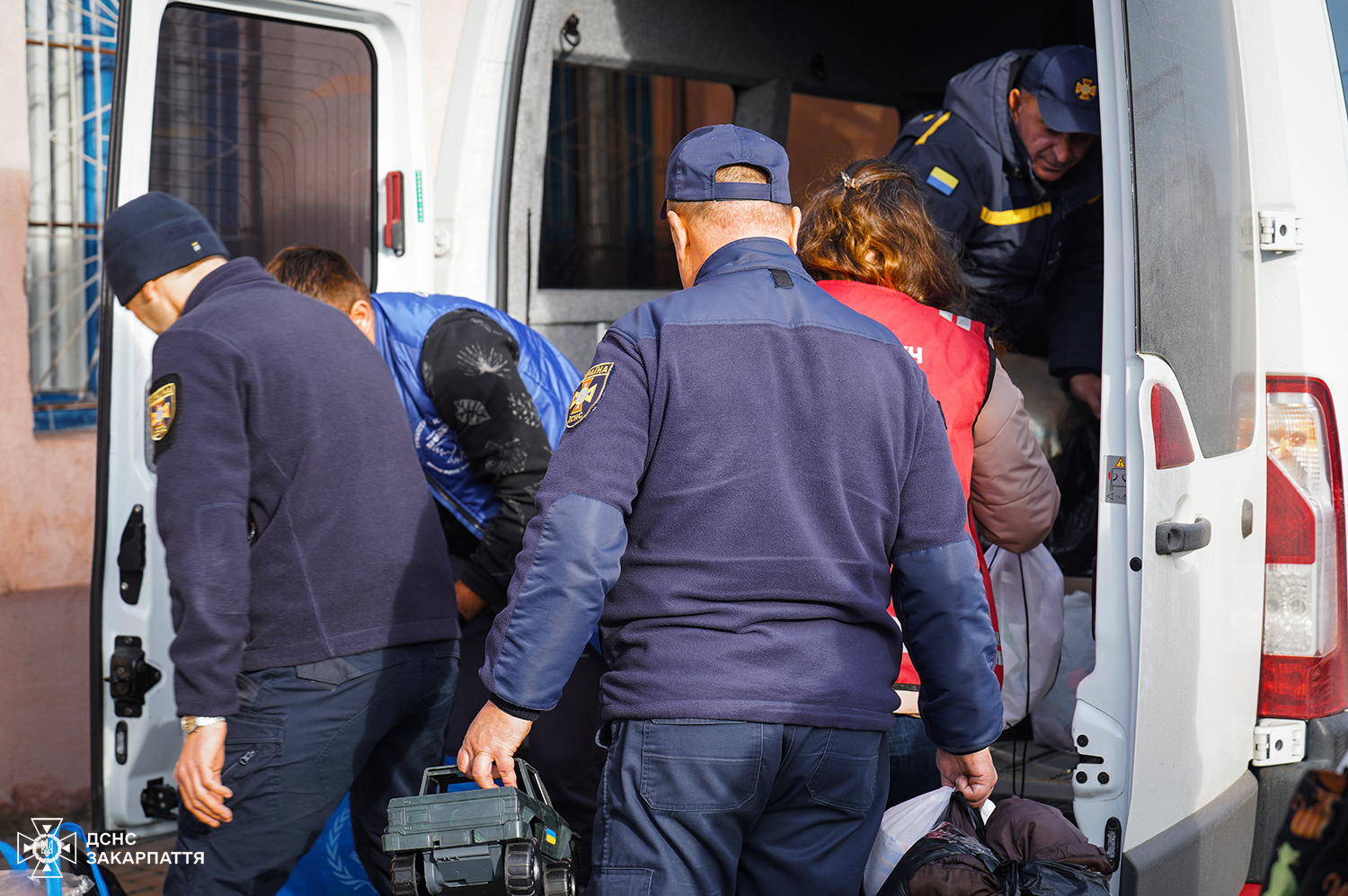 Зустріч людей на вокзалі у Мукачеві