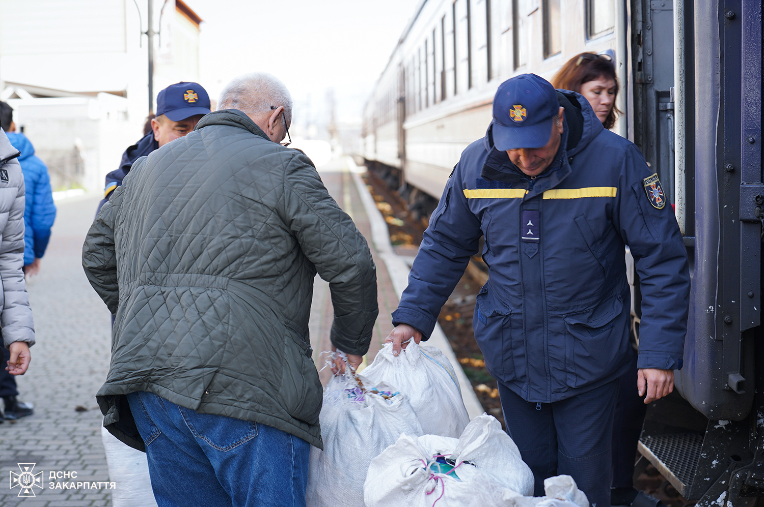 Зустріч людей на вокзалі у Мукачеві