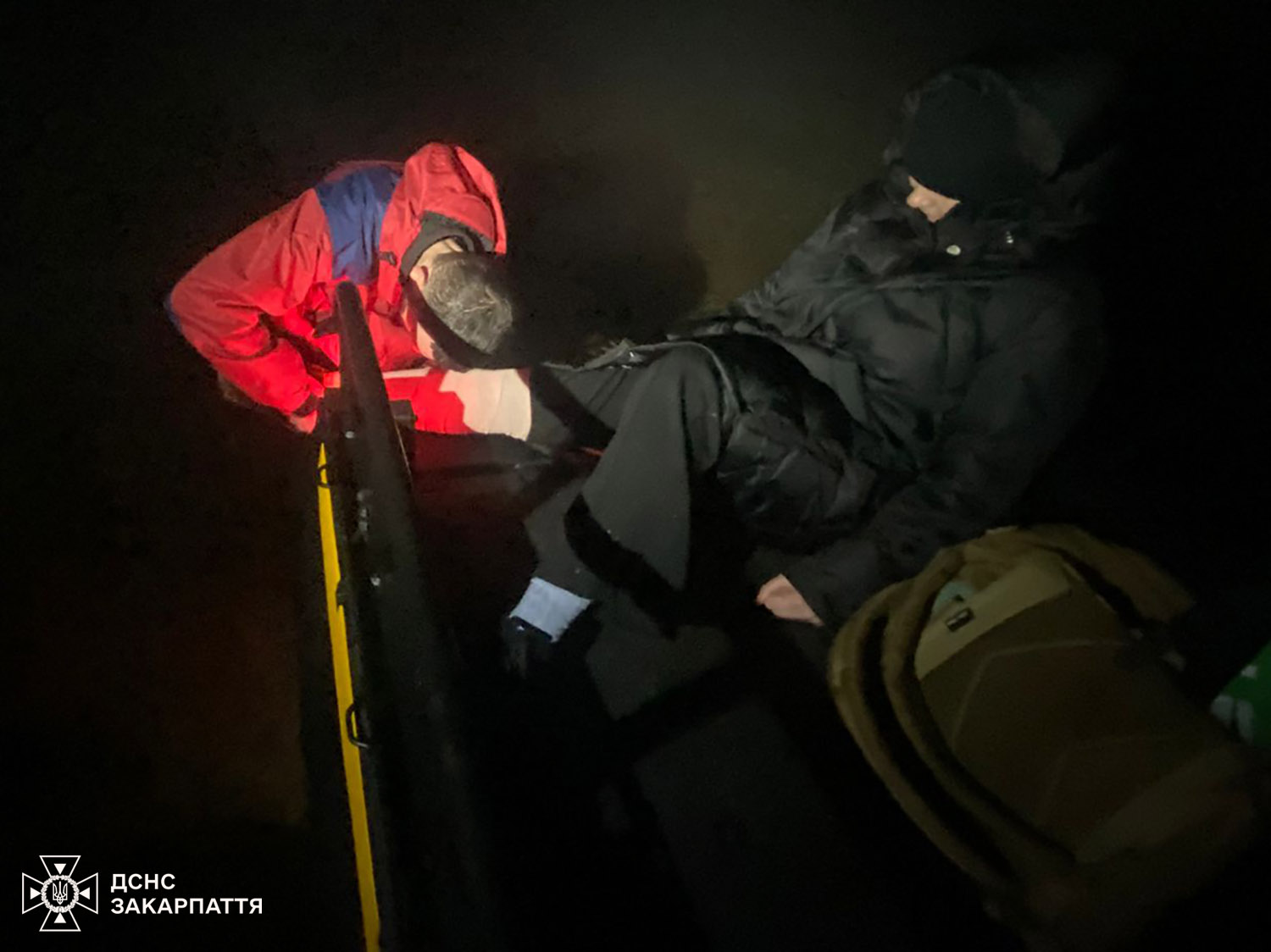 Рятувальники з травмованою туристкою