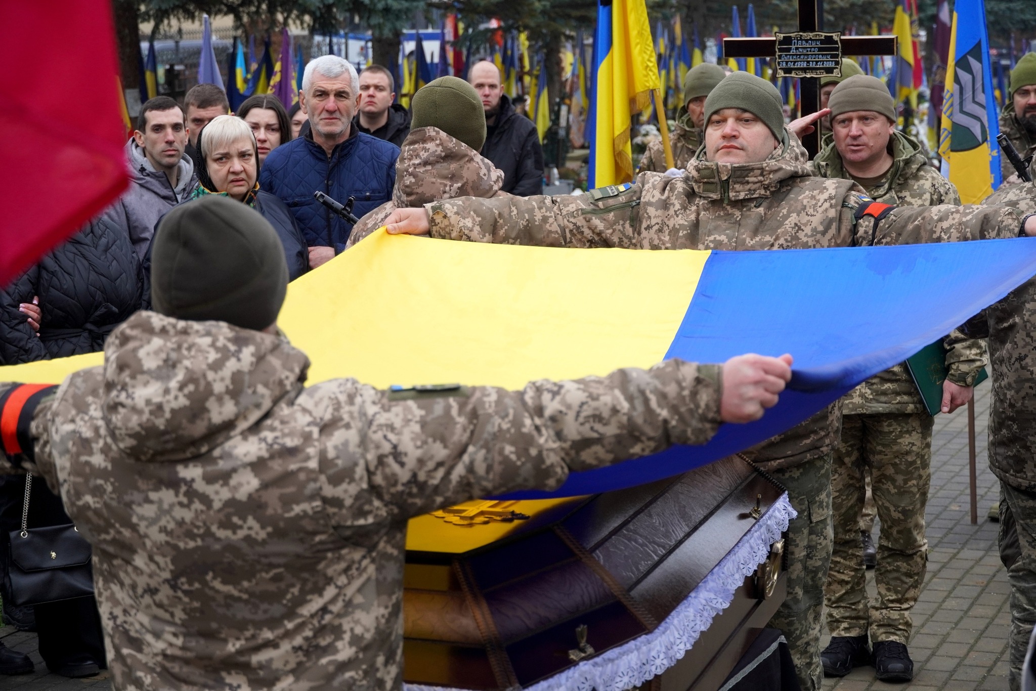 Прощання з полеглим 27-річним прикордонником Дмитром Павличем