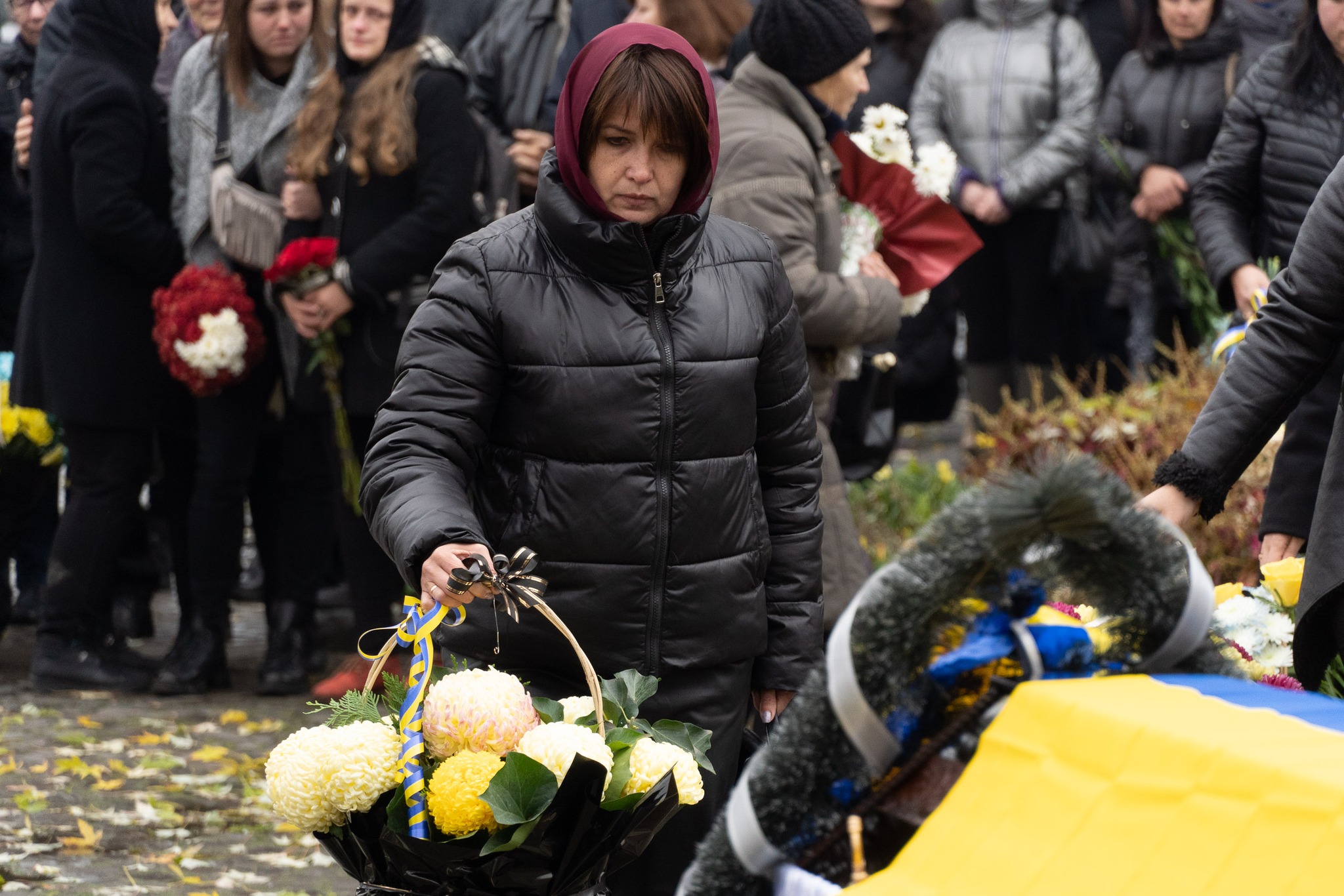 Люди несли квіти...