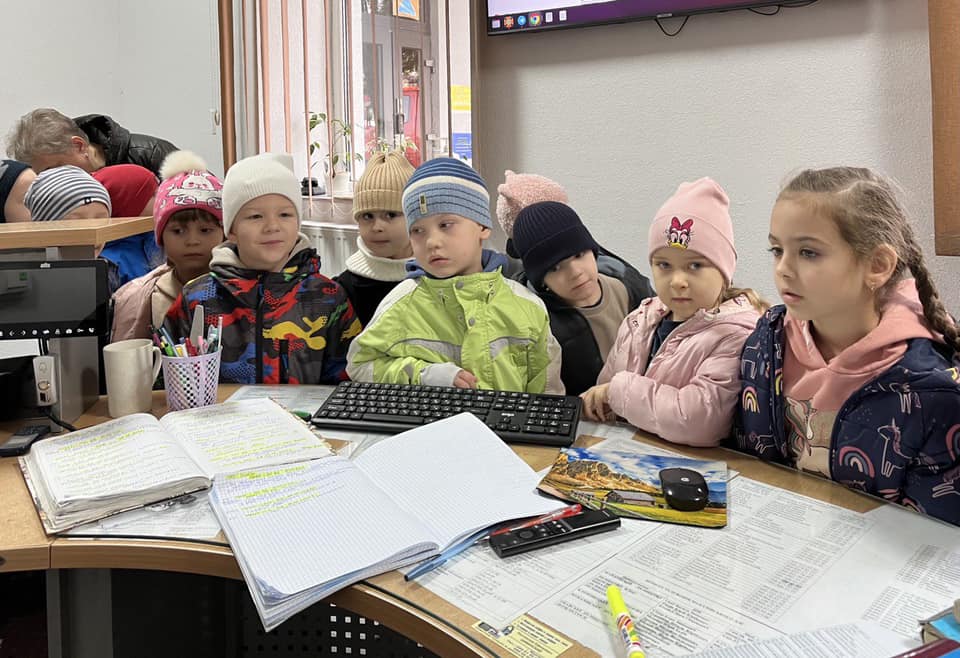 Діткам проводять урок з безпеки 