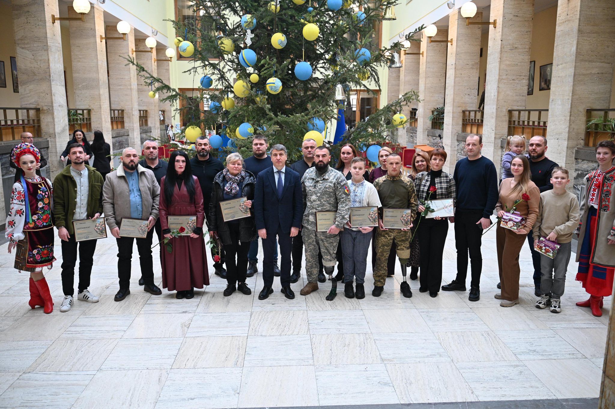 Родинам воїнів на Закарпатті вручили сертифікати на оселю