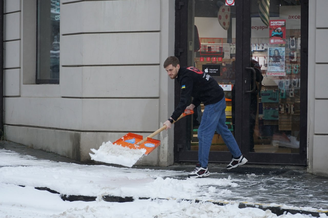 Ужгородці чистять вулиці від снігу, 6 січня