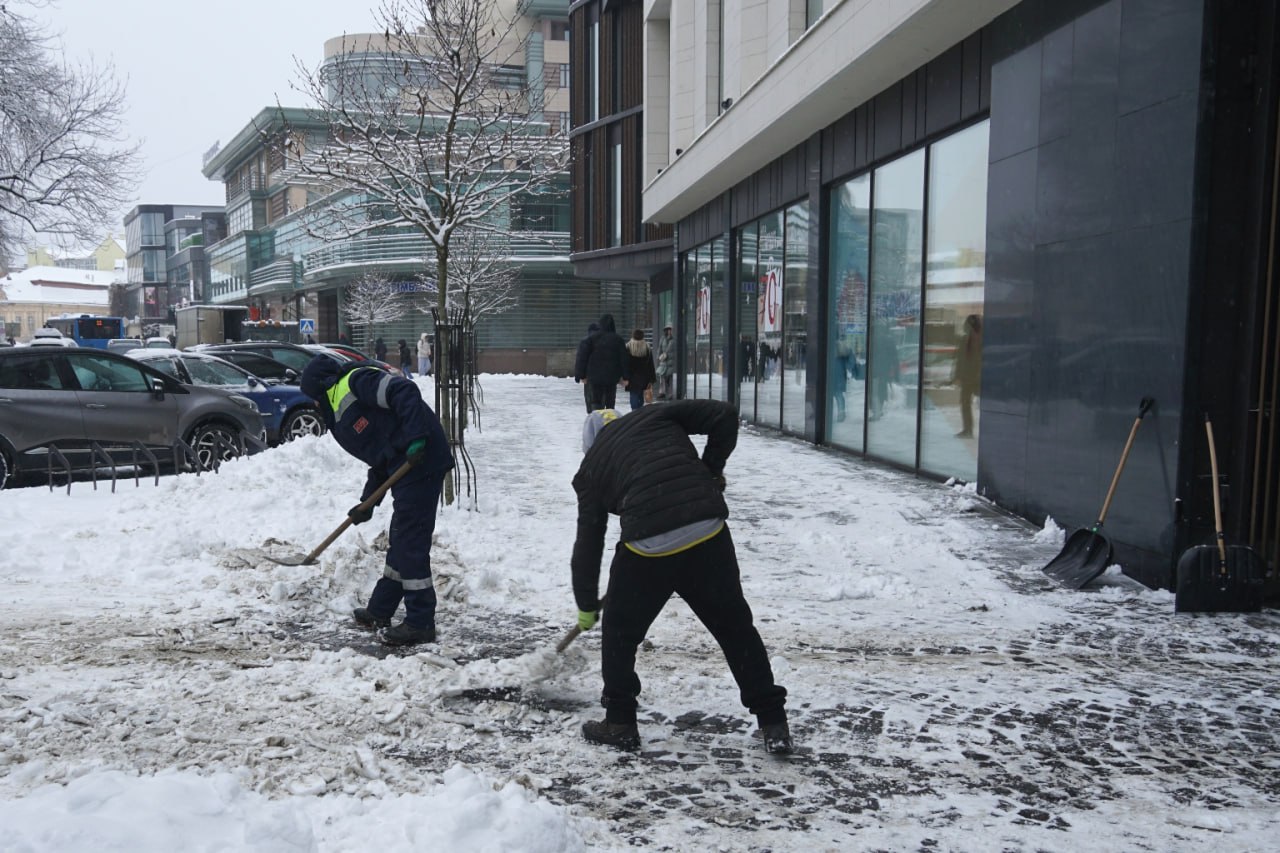 Ужгородці чистять вулиці від снігу, 6 січня