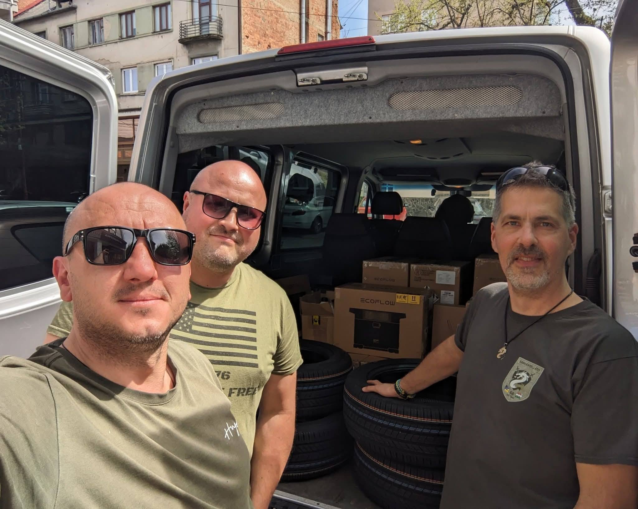 Олександр Ляхін з волонтерами