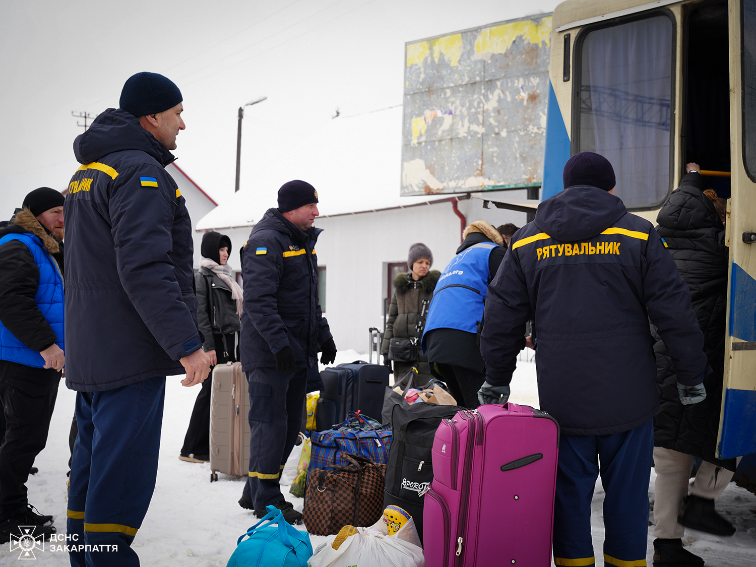 На пероні у Мукачеві зустрічають евакуаційний поїзд 