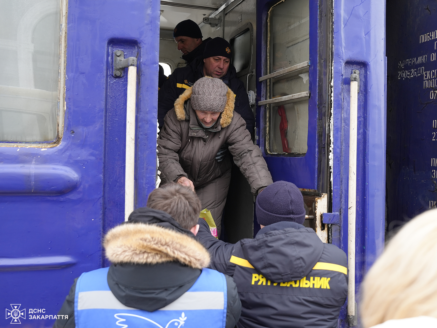 На пероні у Мукачеві зустрічають евакуаційний поїзд 