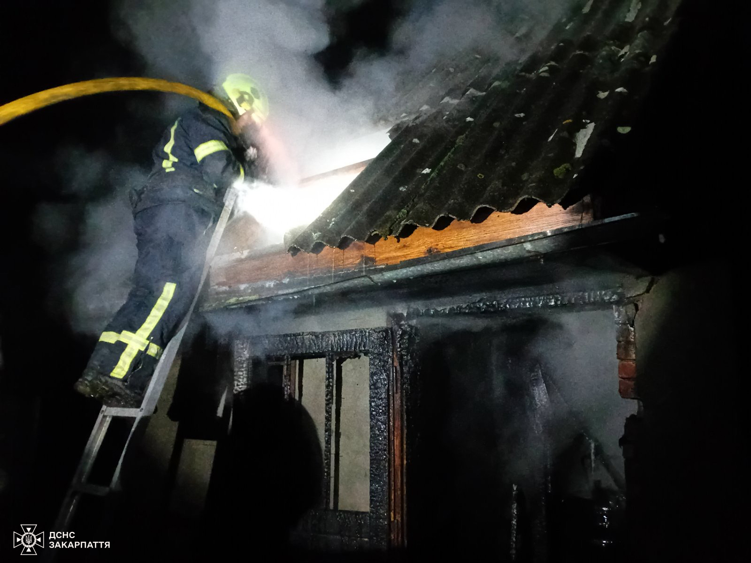 Надвірна споруда після пожежі