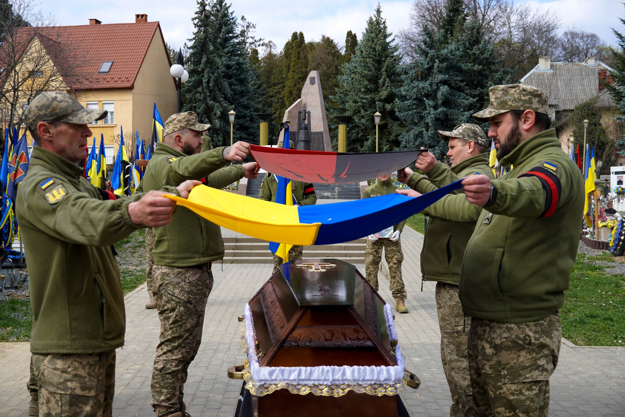 Прощання із полеглим військовим Сергієм Козаченком в Ужгороді