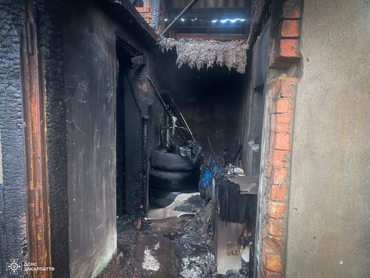 Надвірна споруда після пожежі