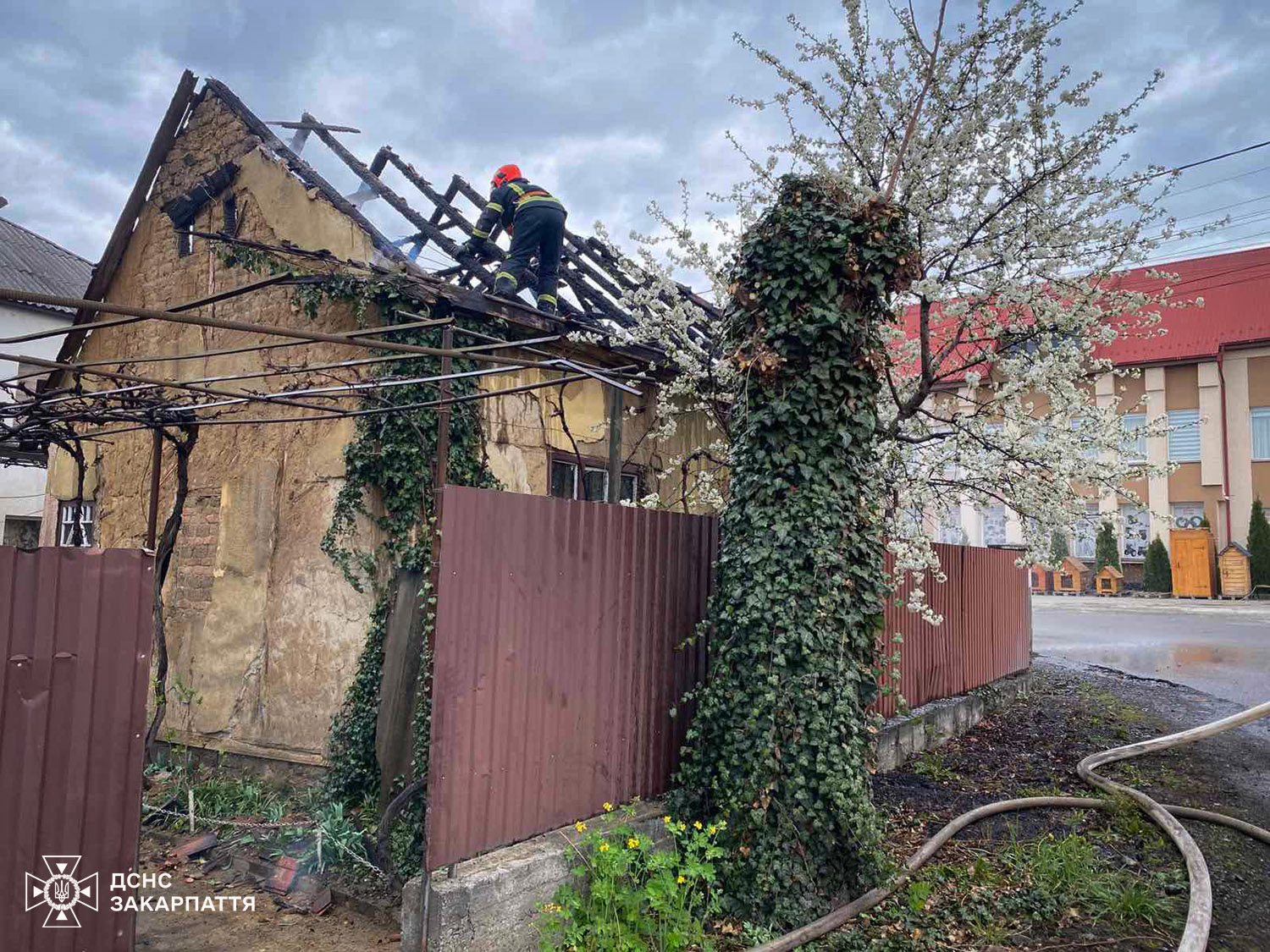 Будинок після пожежі у селі Онок
