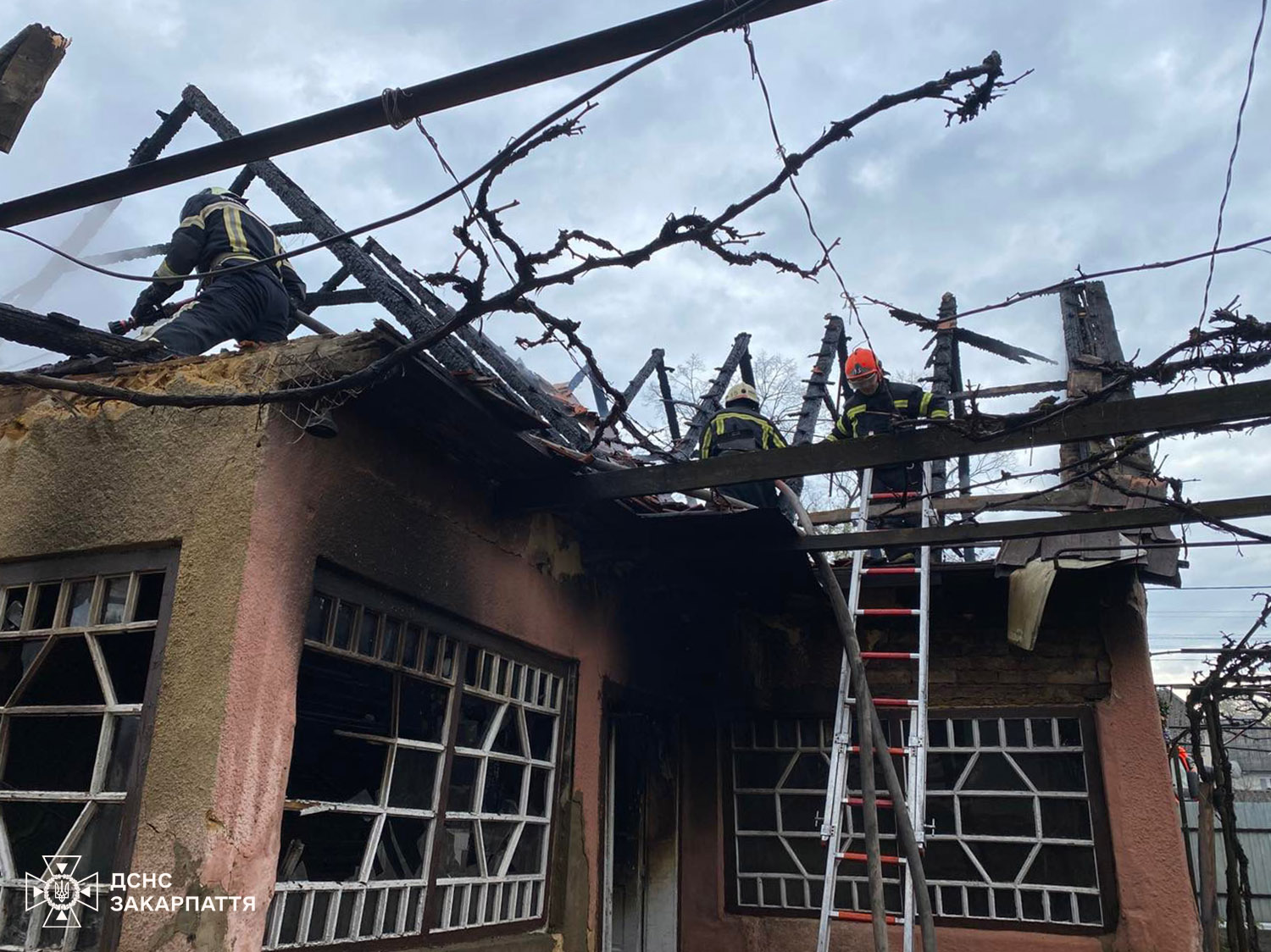 Будинок після пожежі у селі Онок