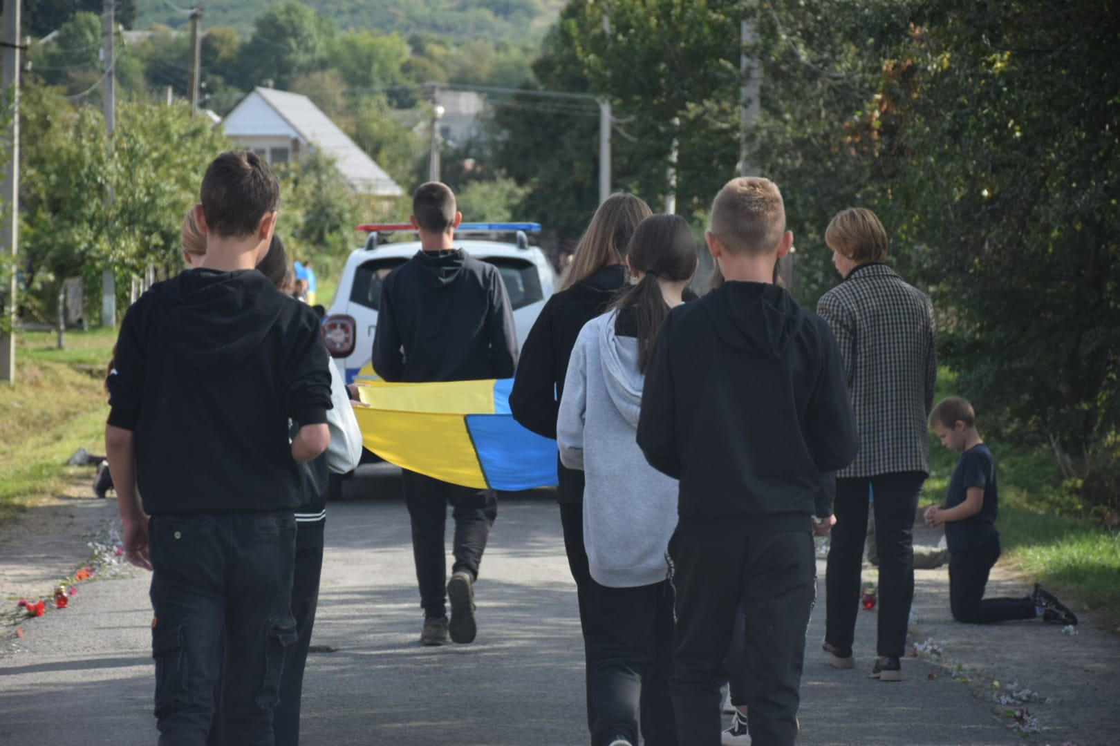 Проститися з Героєм прийшли й діти 