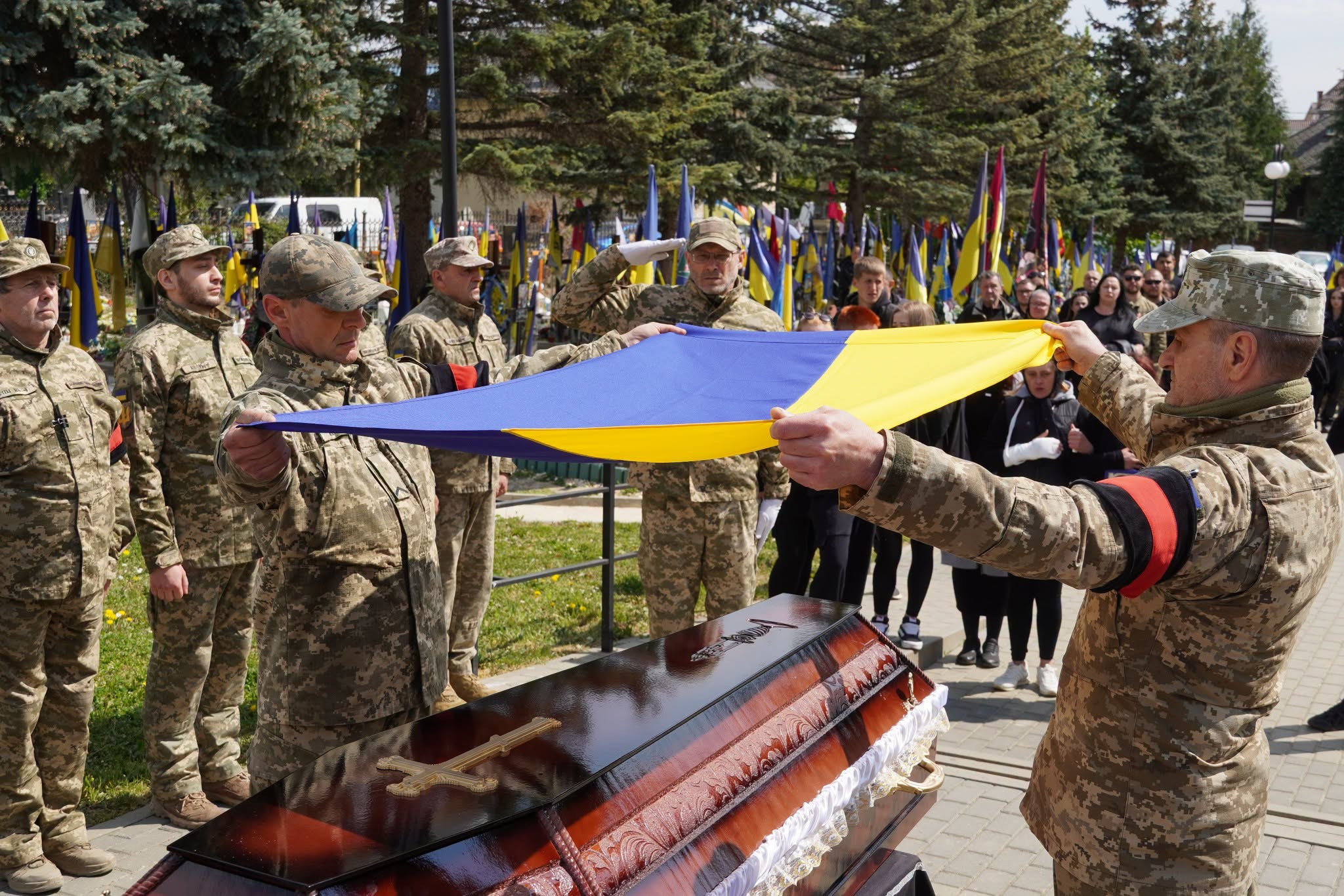 Прощання із полеглим воїном Андрієм Трещаком