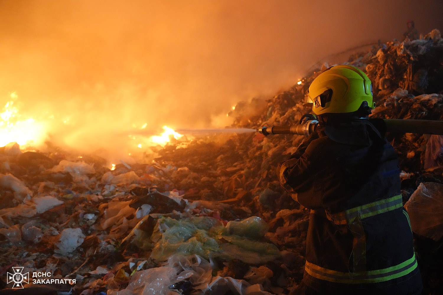 Пожежа на сміттєзвалищі у Барвінку