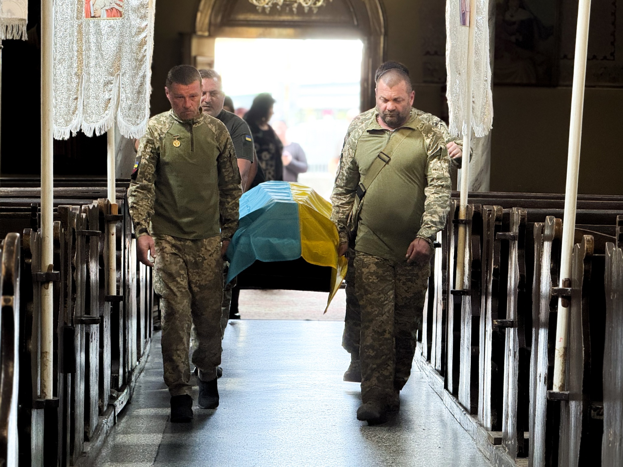 Прощання із воїном Юрієм Шепою у Мукачеві