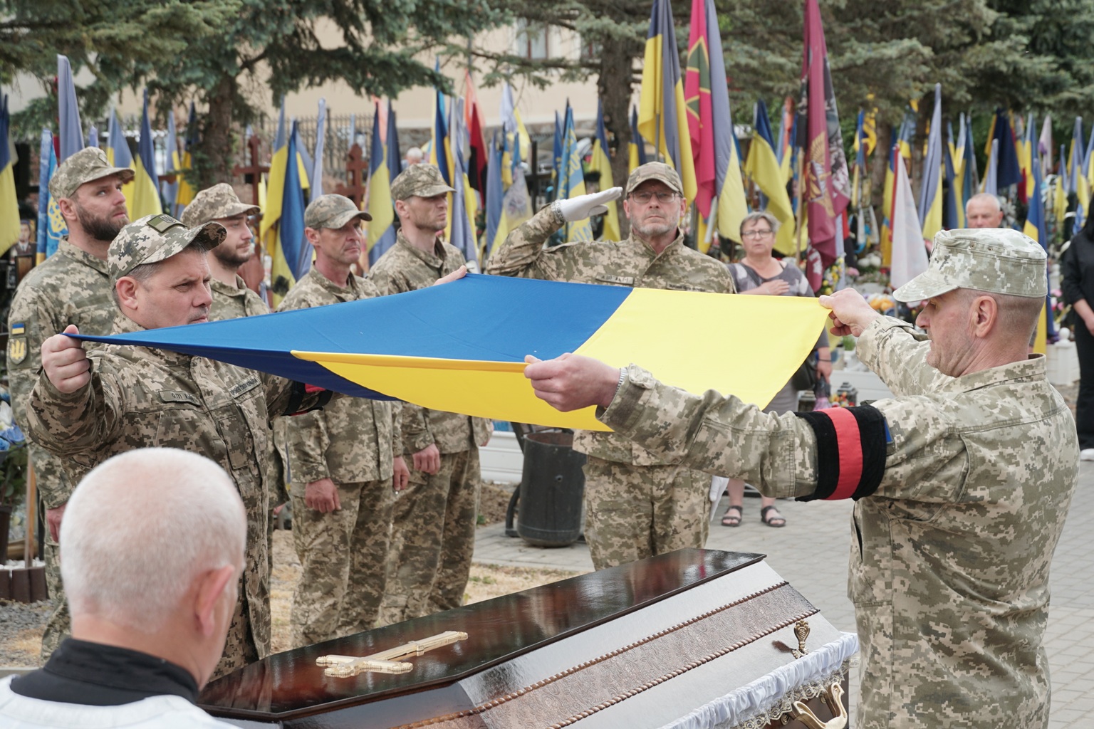 Прощання із полеглим воїном Володимиром Тарапатою в Ужгороді