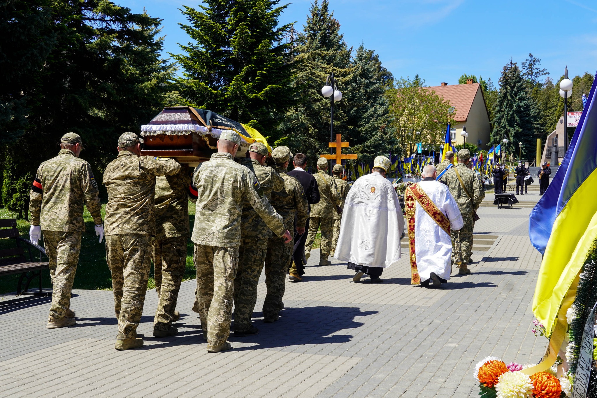 Прощання із полеглим воїном Олексієм Рожковим в Ужгороді