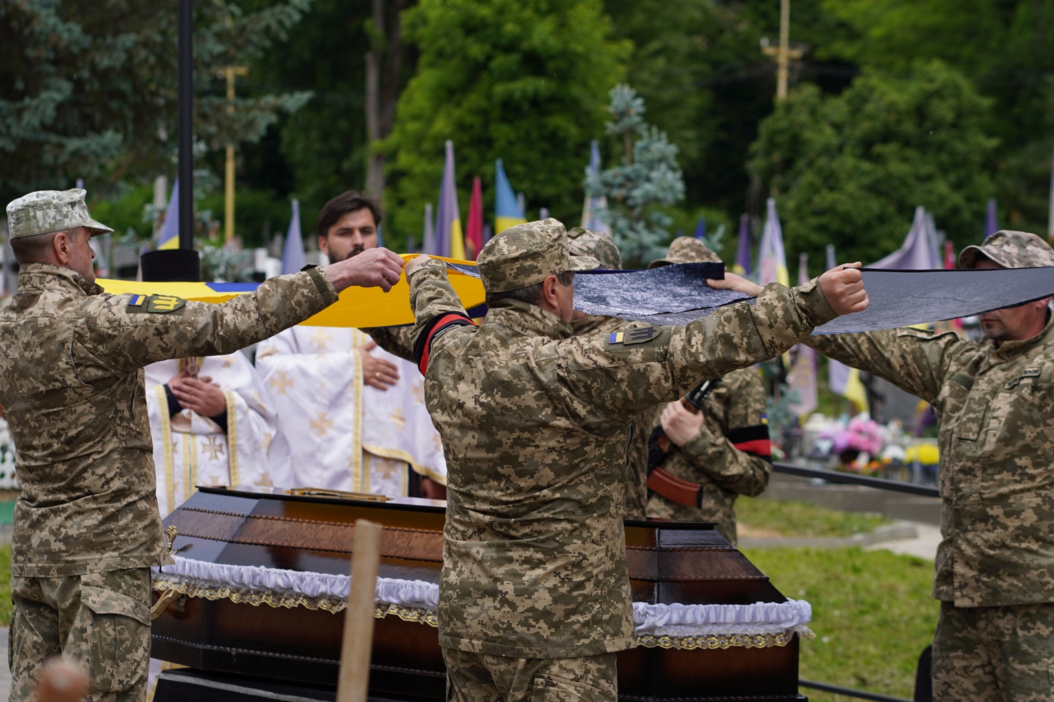 Прощання із воїном Едуардом Голяком в Ужгороді