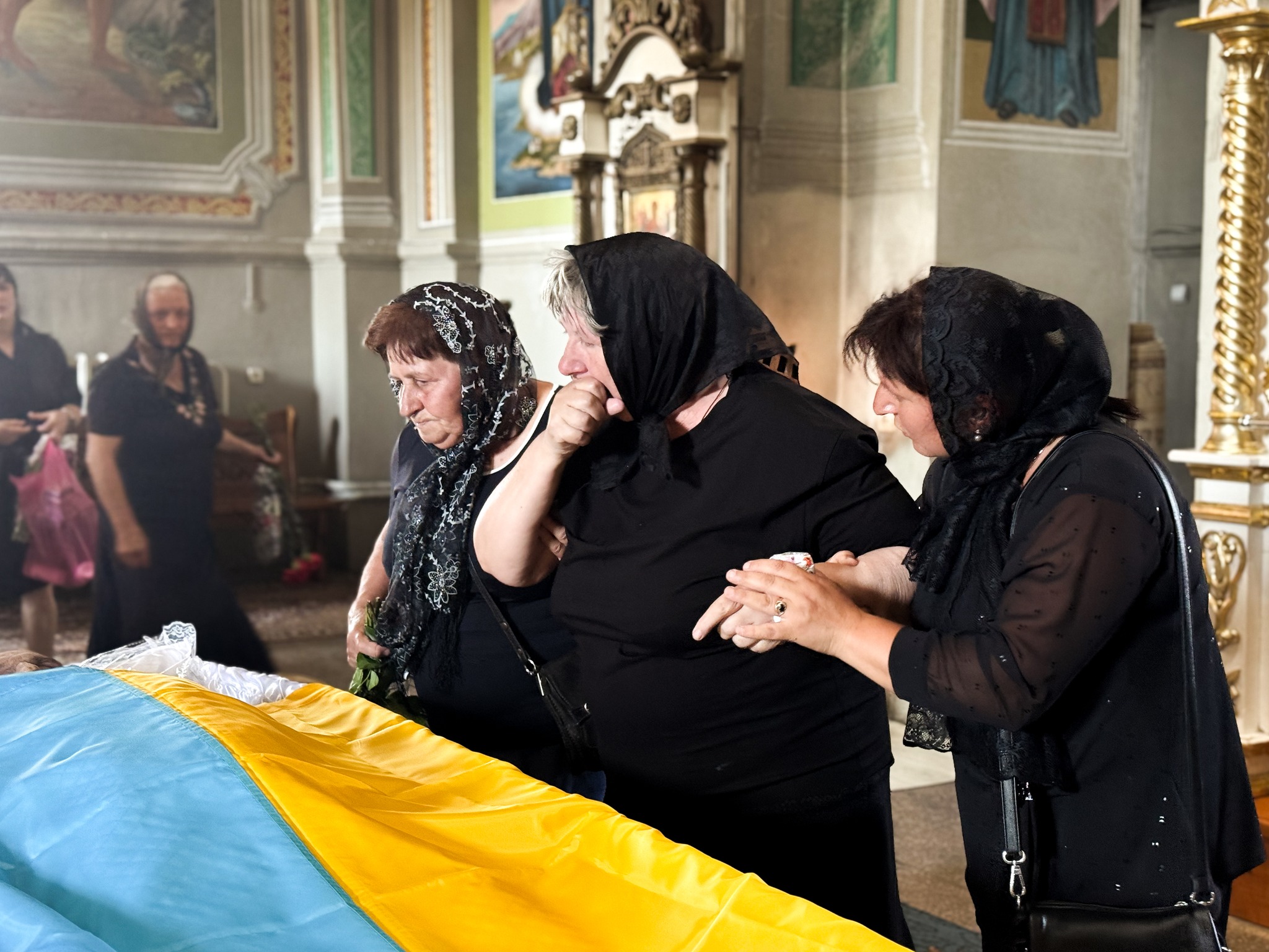 Прощання з полеглим воїном Іваном Чавою у Мукачеві