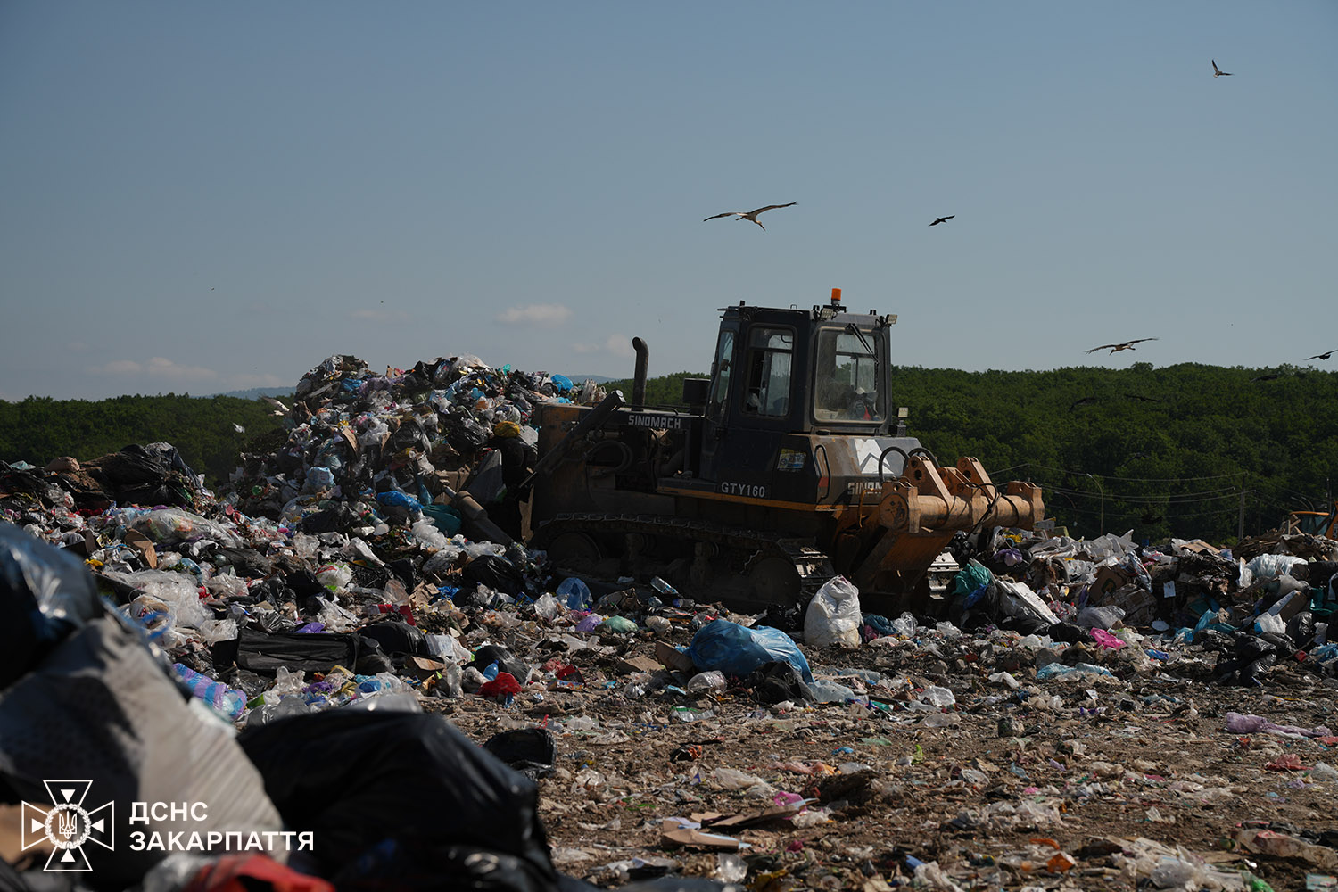 Пожежа на сміттєзвалищі у селі Барвінок