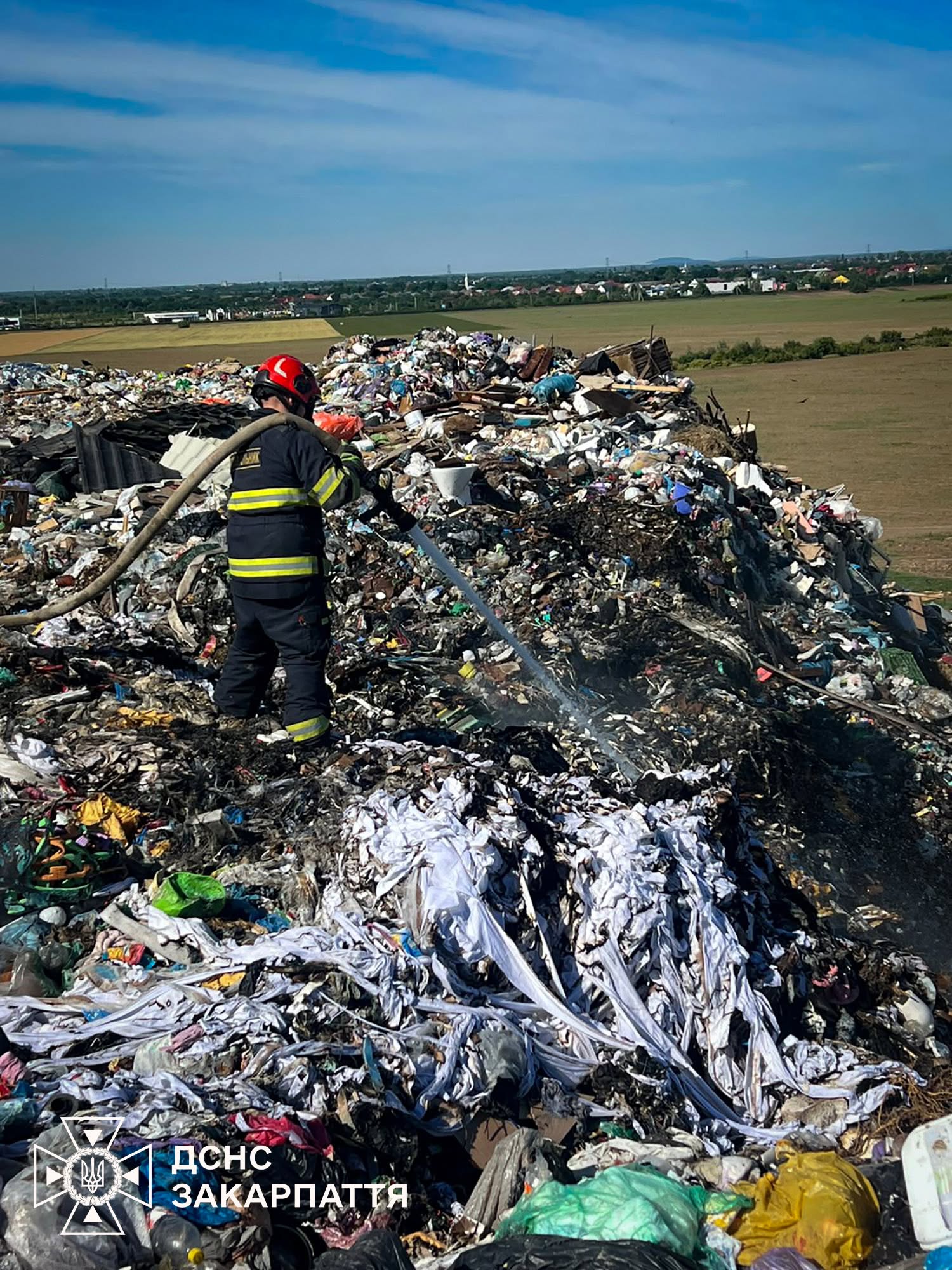 Пожежа на сміттєзвалищі у Барвінку