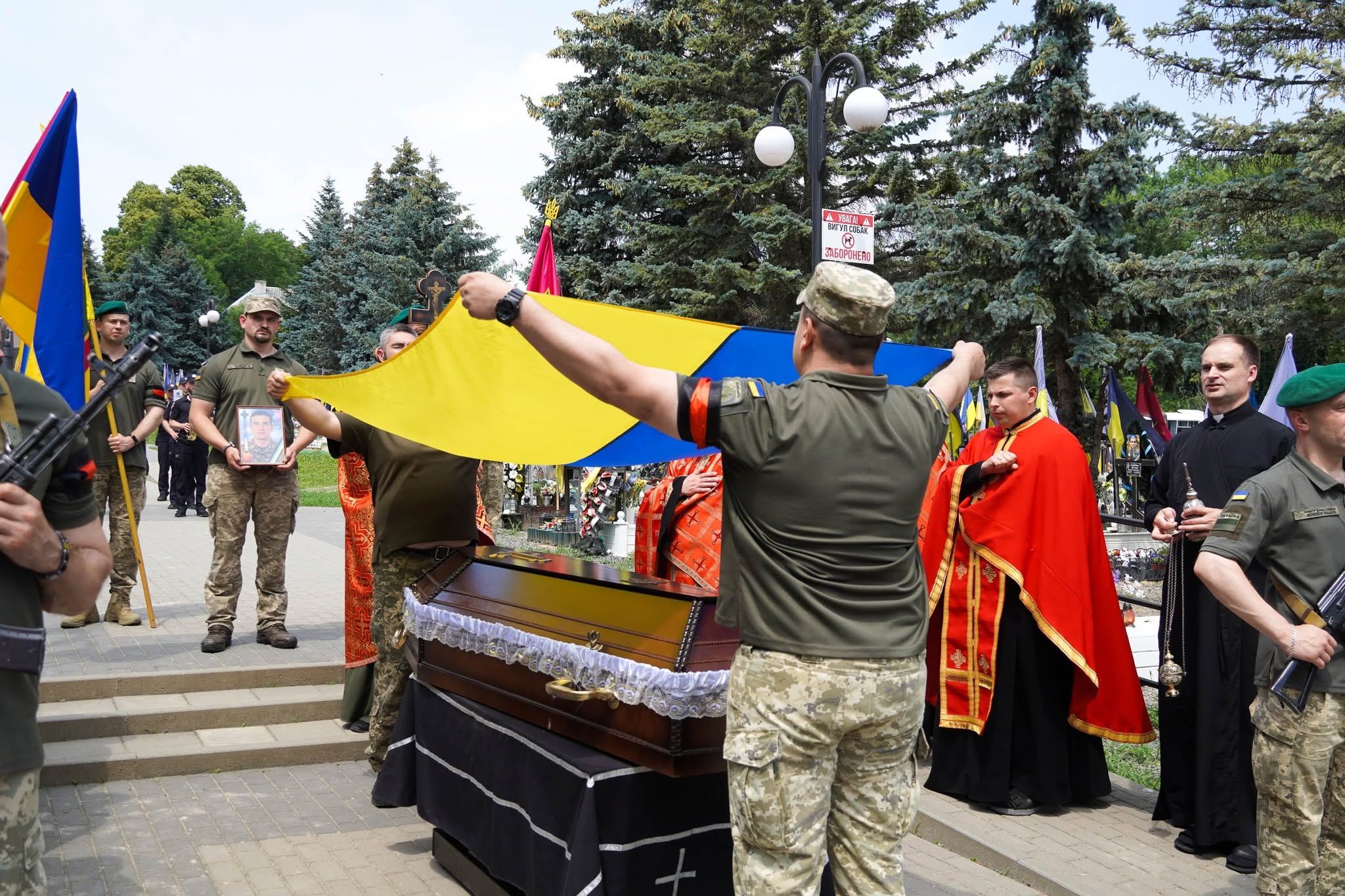 Прощання із полеглим прикордонником Ярославом Шляхтою