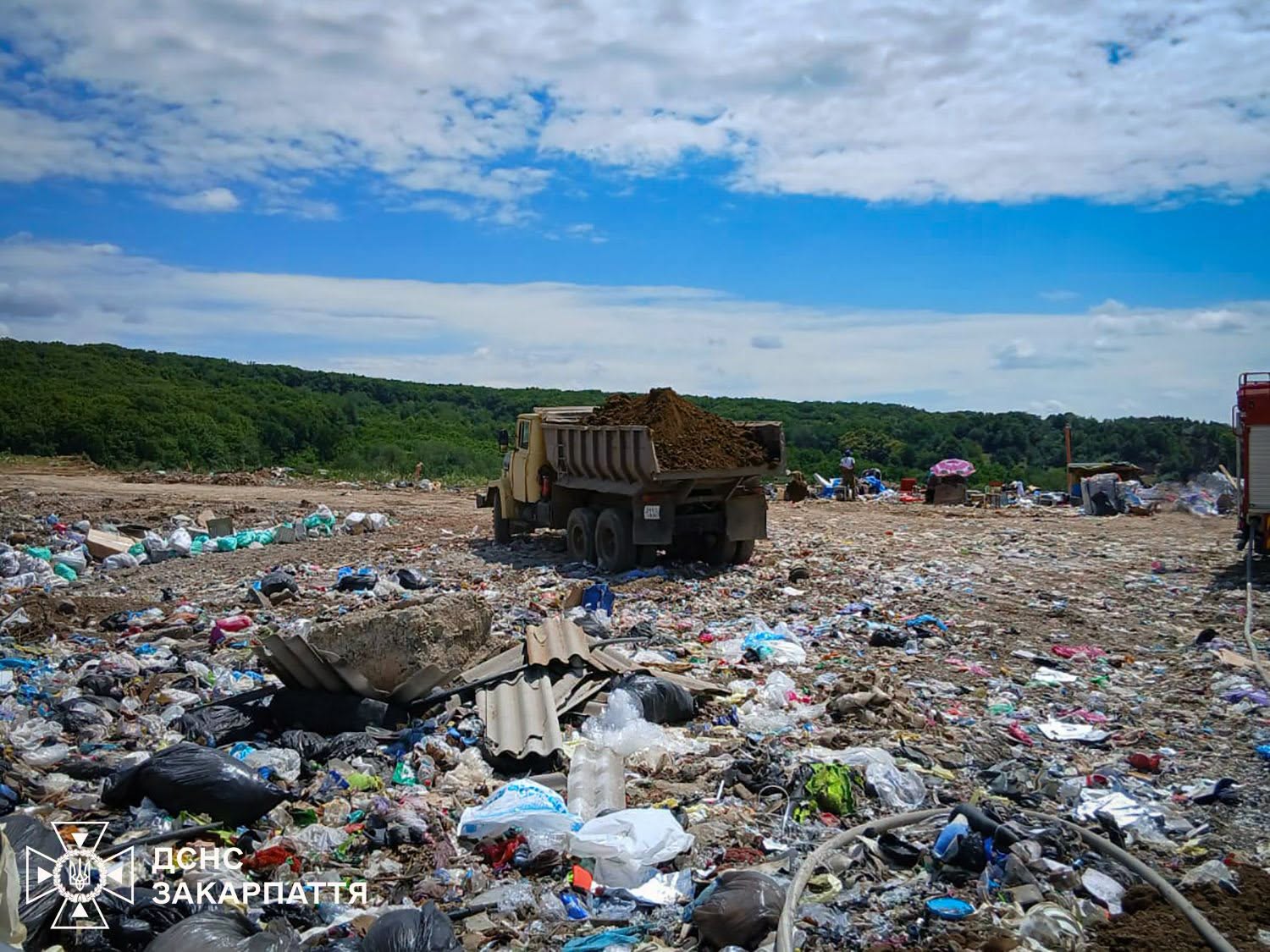 Ліквідація пожежі на сміттєзвалищі у Барвінку