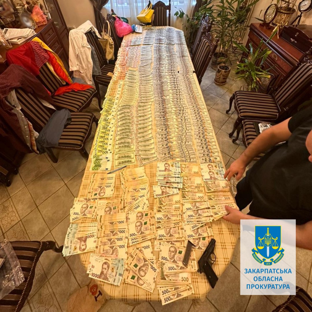 Фото з виявленими коштами в чиновника