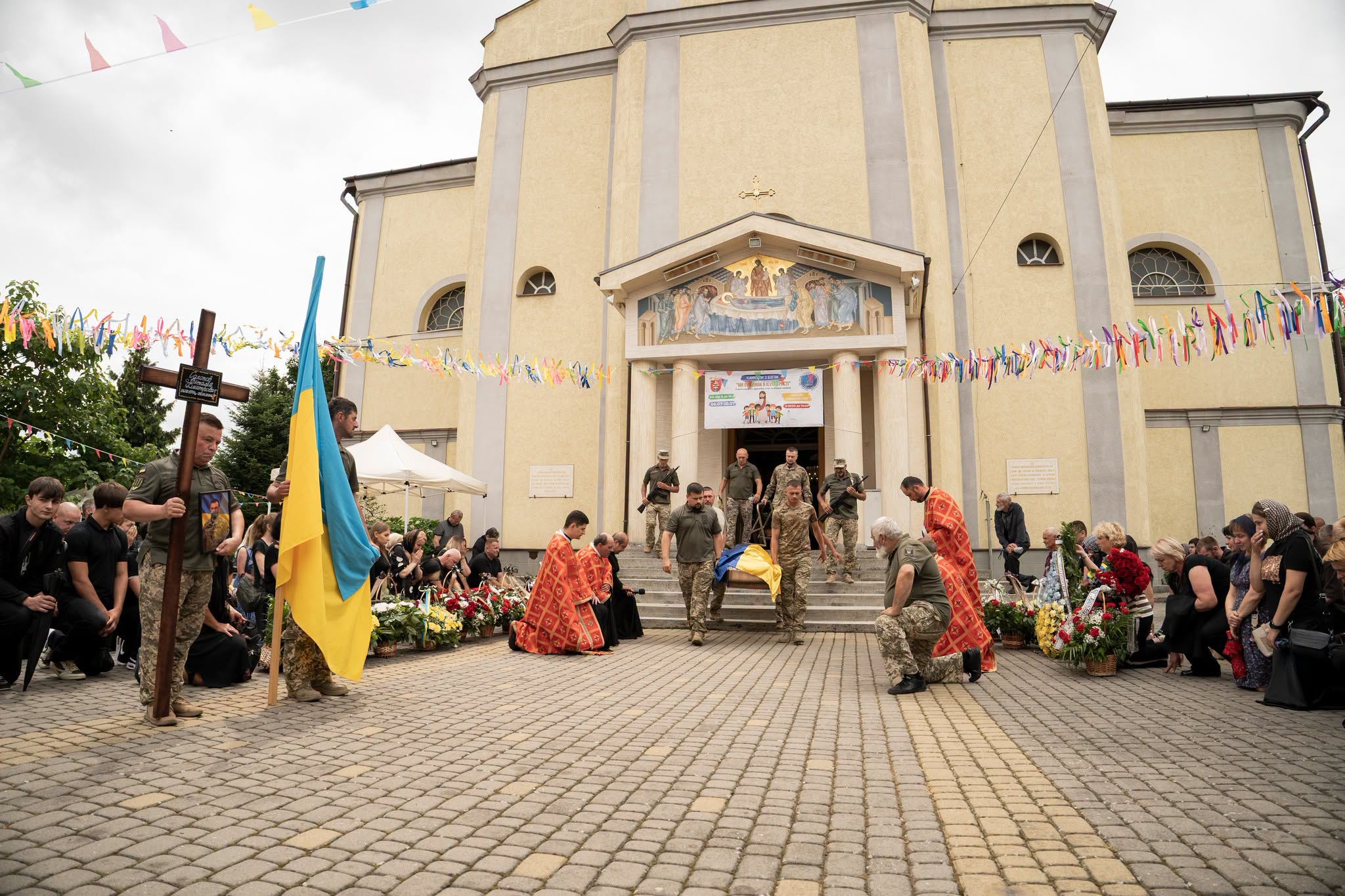 Прощання із полеглим воїном Віталієм Солоповим у Мукачеві