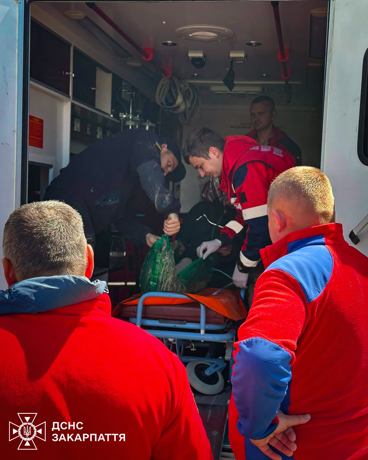 Рятувальник надають допомогу травмованій
