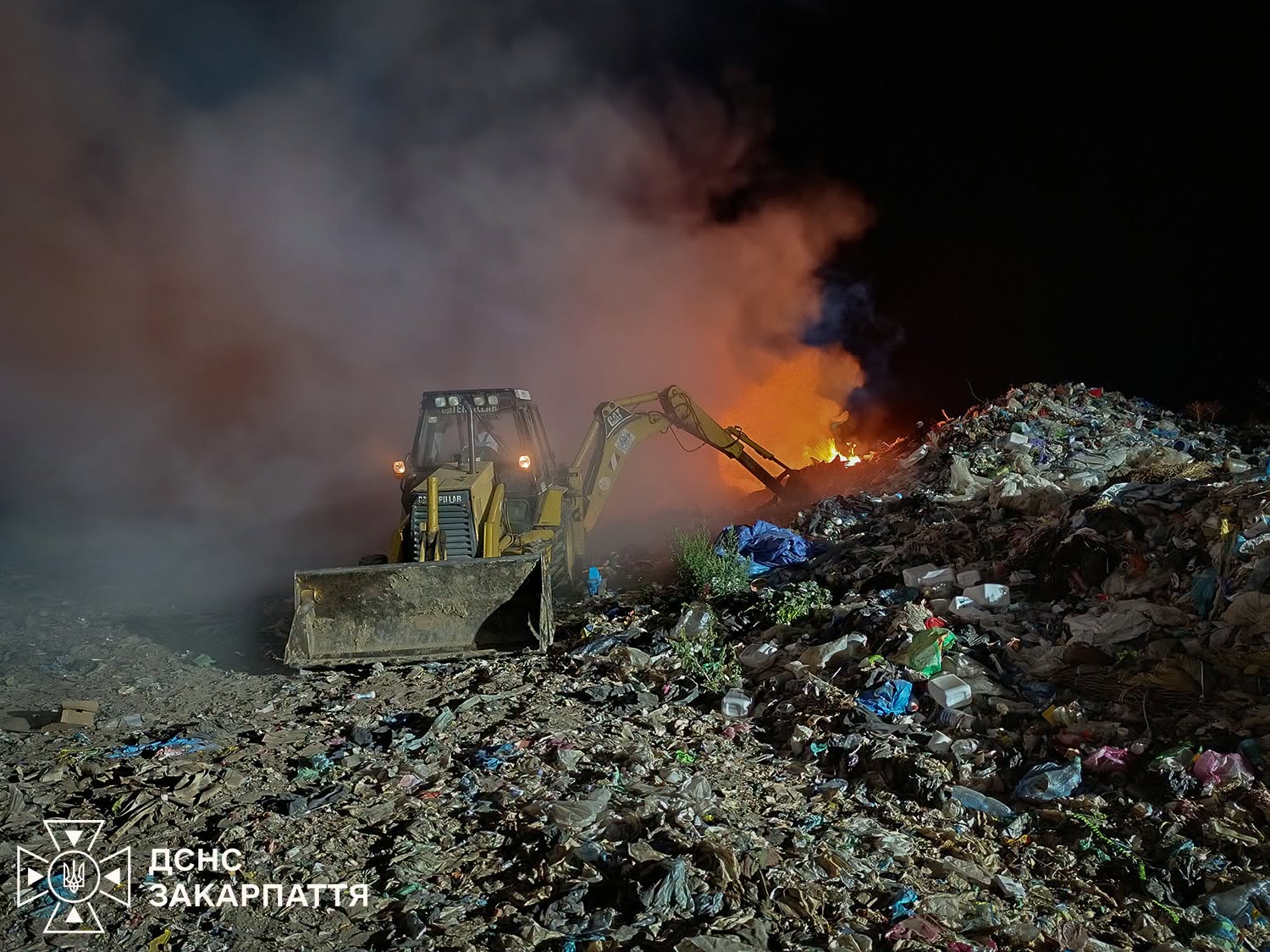 Ліквідація пожежі на сміттєзвалищі у Берегові