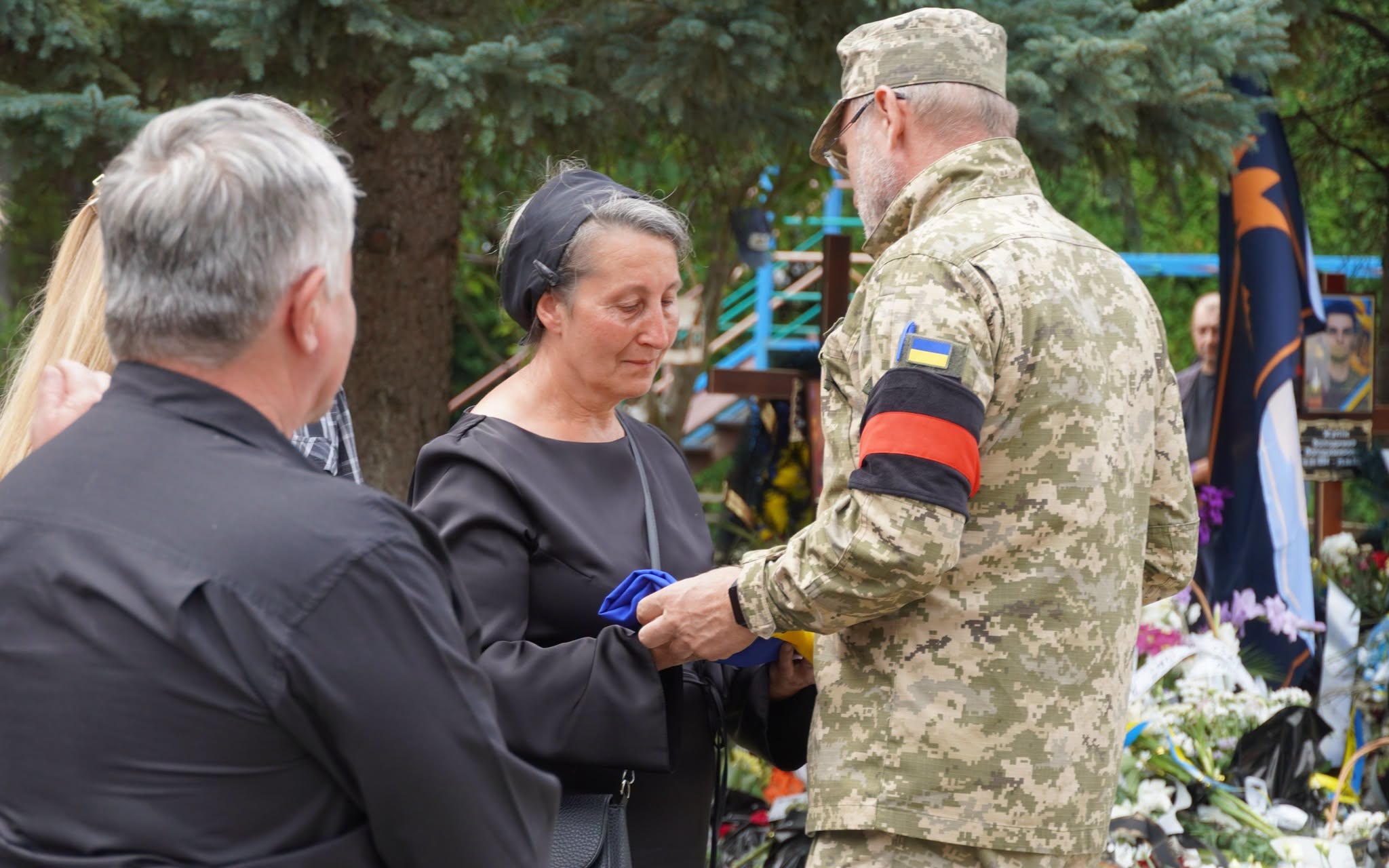 Прощання із полеглим воїном Олександром Карбованцем