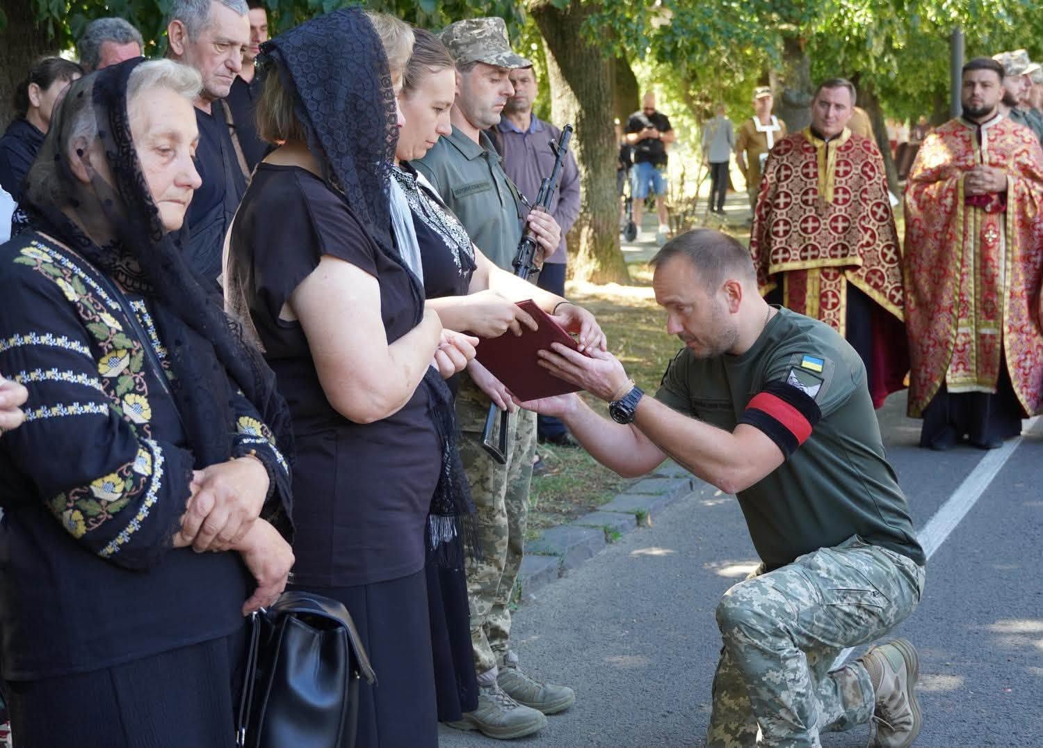 Прощання із воїном Володимиром Рогачем в Ужгороді
