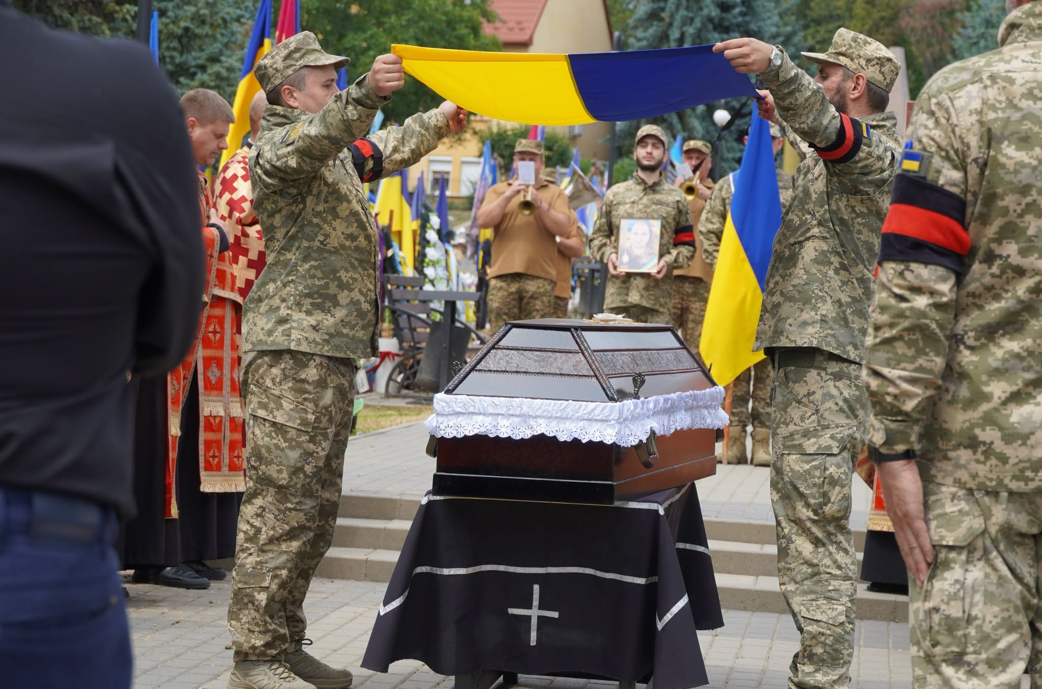Прощання із полеглим воїном Олександром Карбованцем