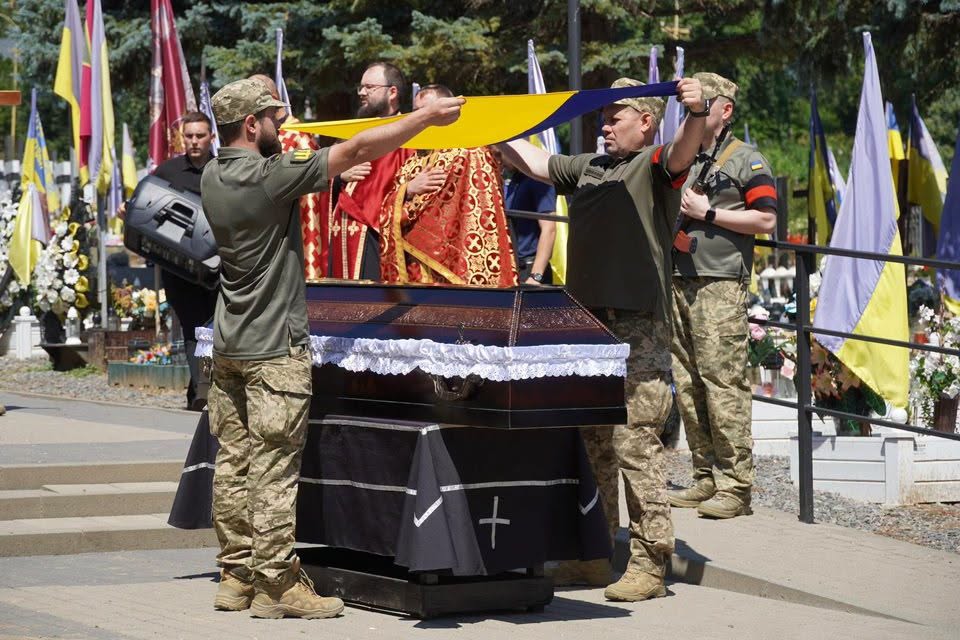 Прощання із воїном Володимиром Рогачем в Ужгороді