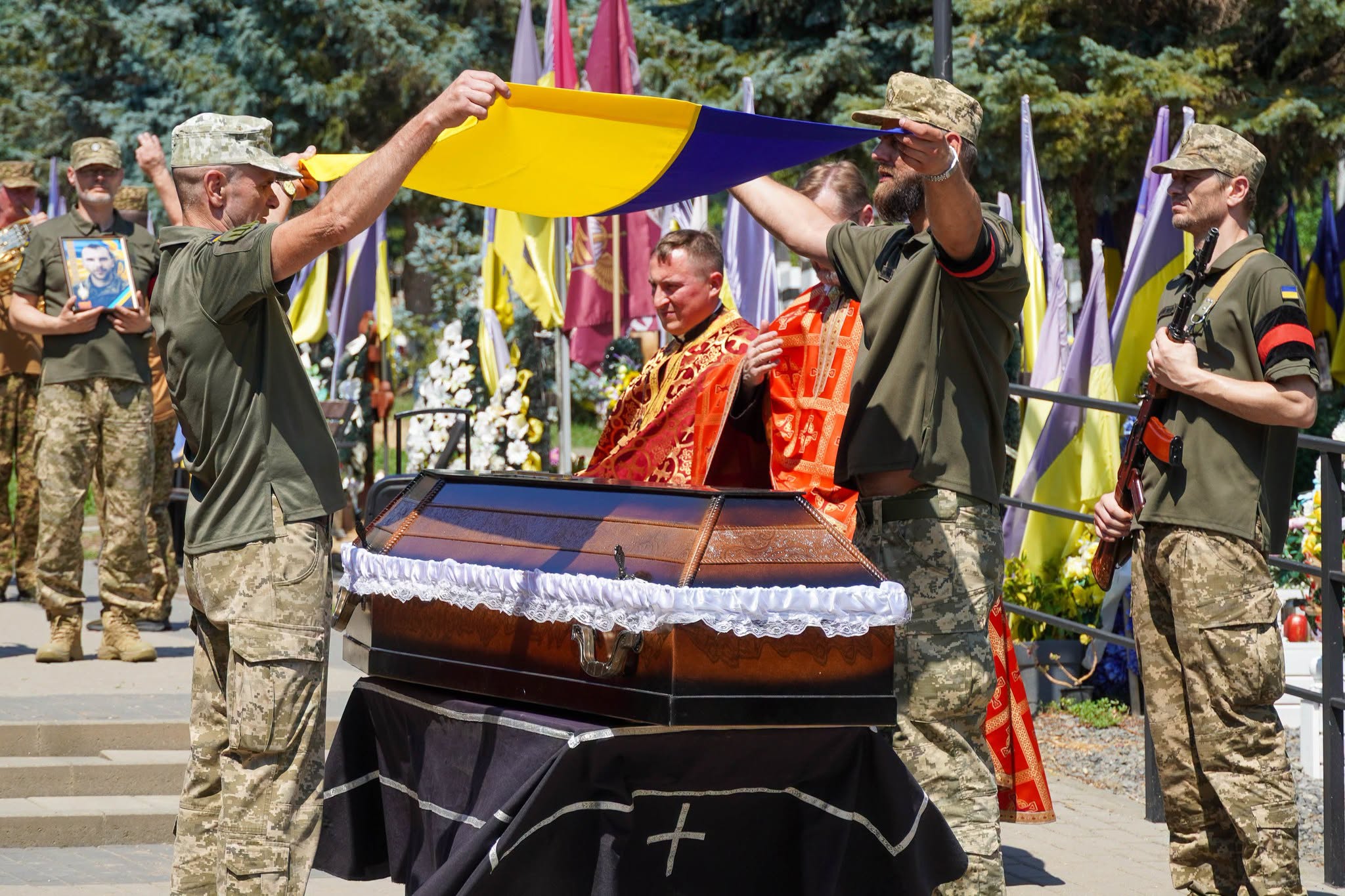 Прощання із полеглим воїном Богданом Югасом в Ужгороді