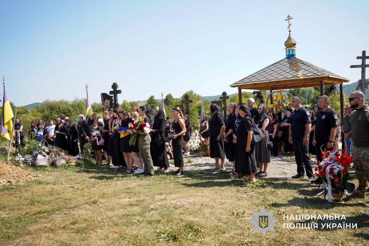 Прощання із полеглим поліцейським Юліаном Гербеєм на Хустщині