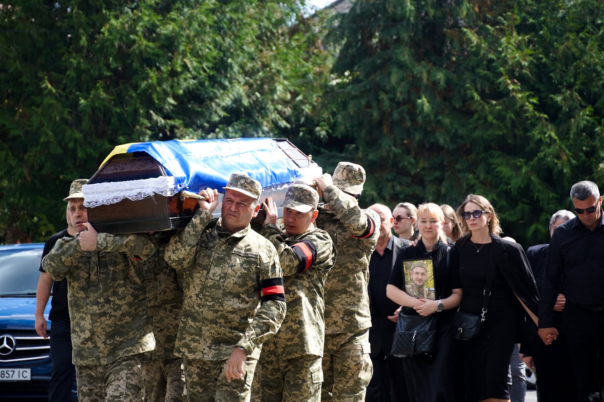 В Ужгороді прощаються із воїном Володимиром Солониною