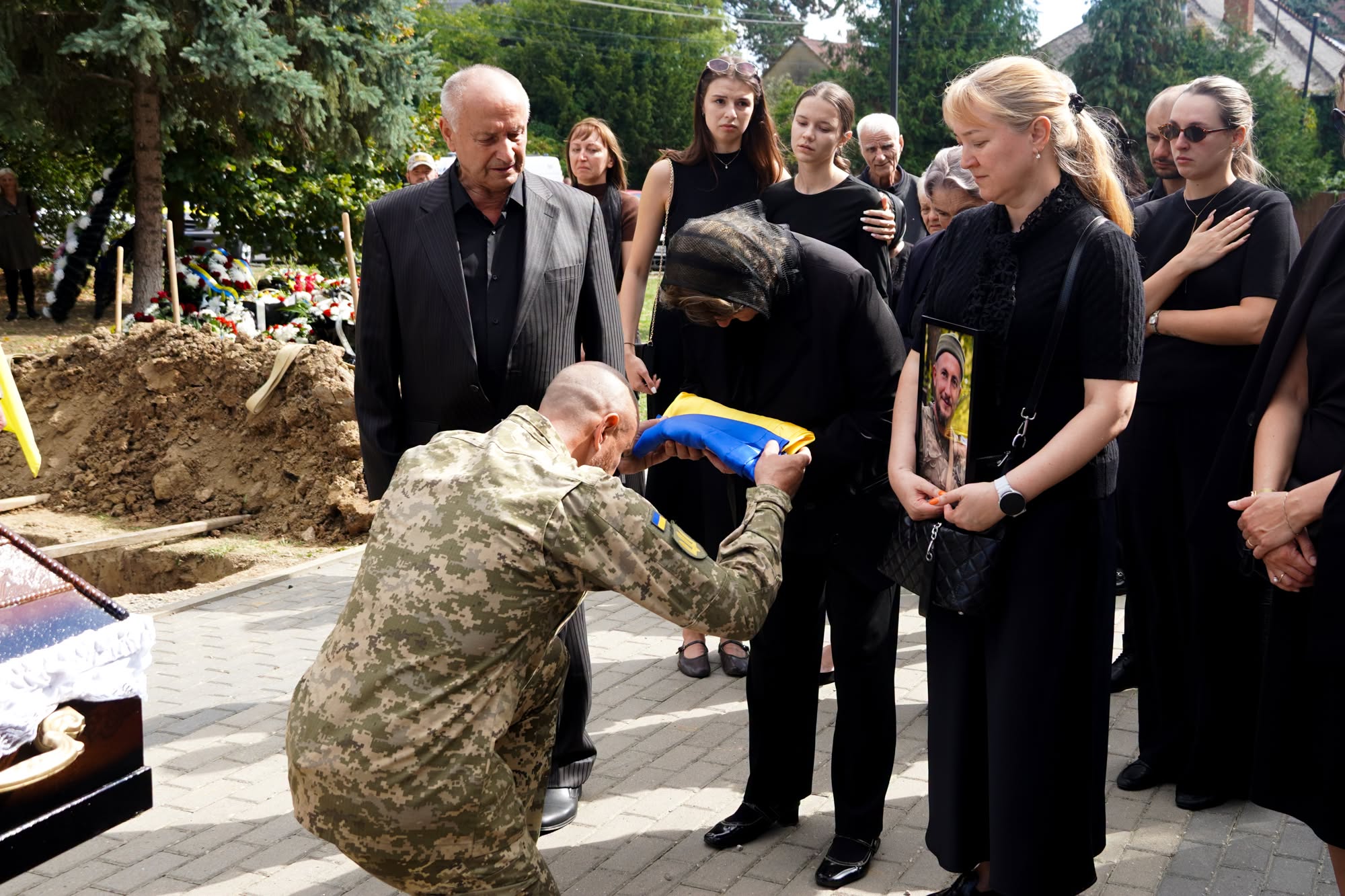 В Ужгороді прощаються із воїном Володимиром Солониною
