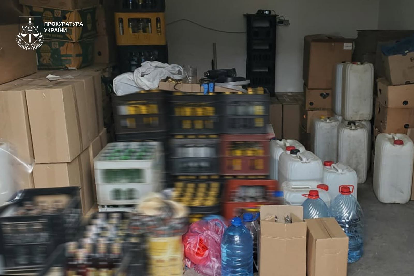 Сімʼя з Ужгорода підпільно виготовляла і продавала розведений з водою алкоголь