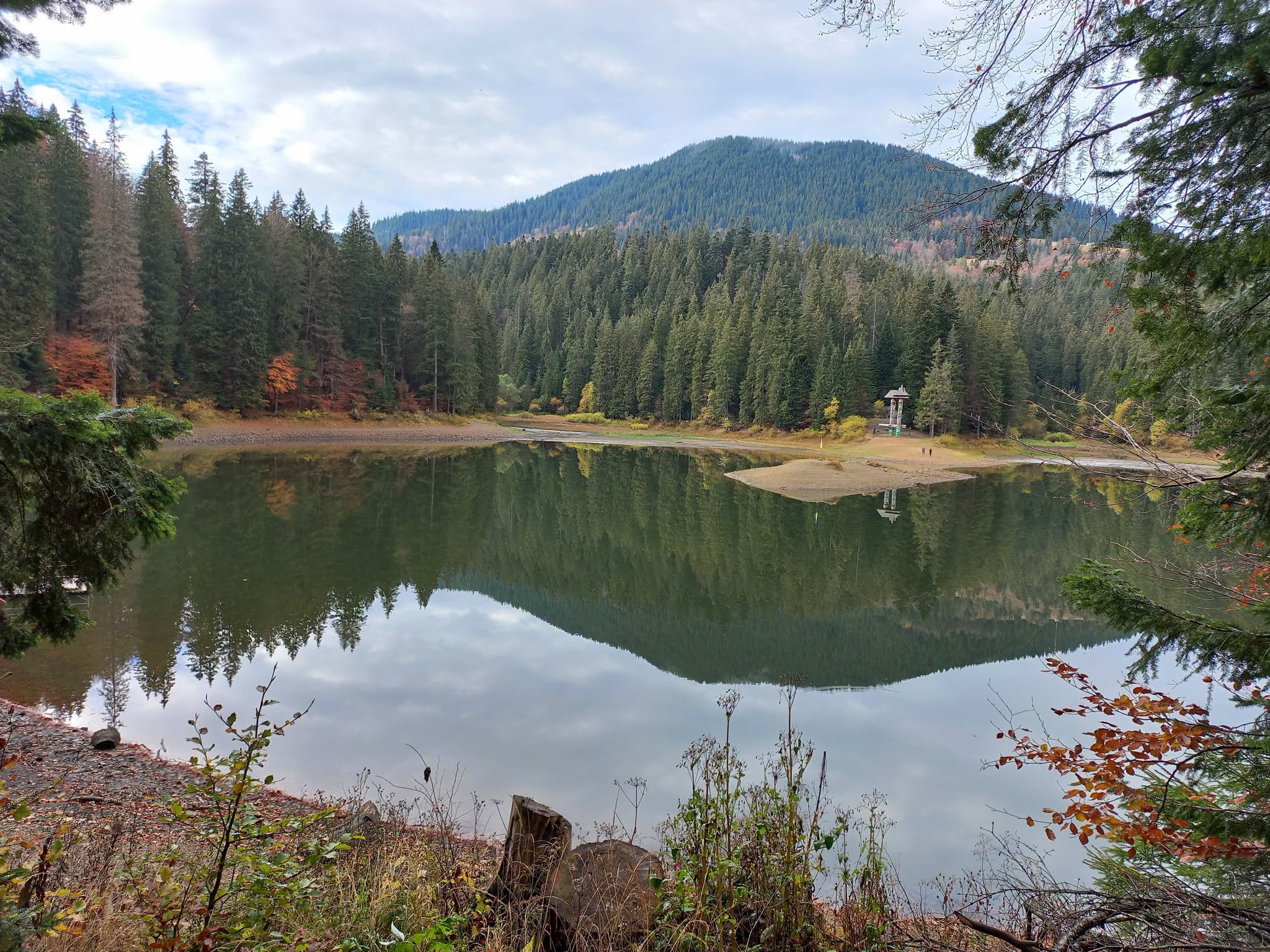 На озері Синевир встановлюють датчики для вимірювання рівня води