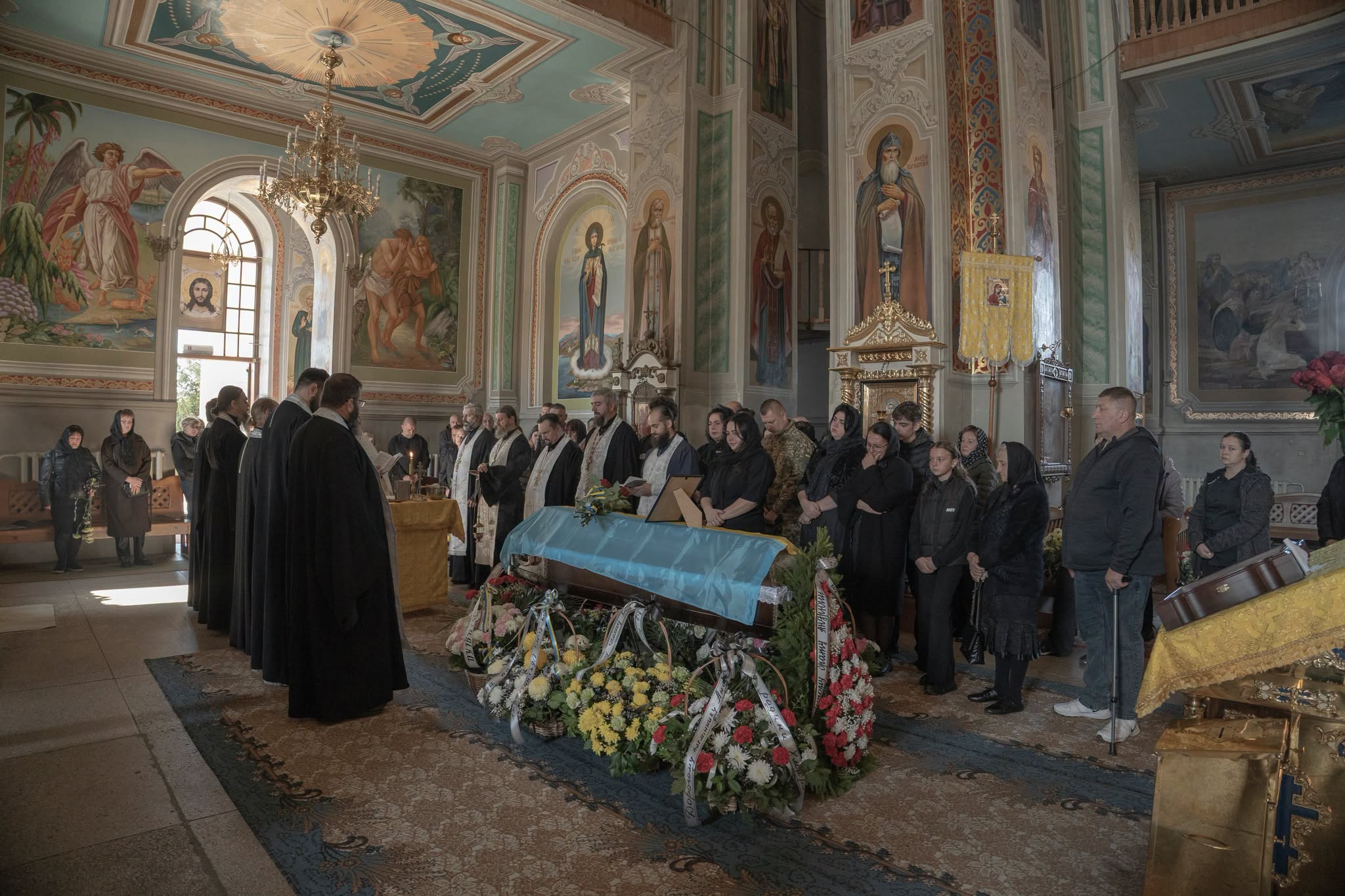 У Мукачеві в останню дорогу провели полеглого воїна Андрія Сальникова