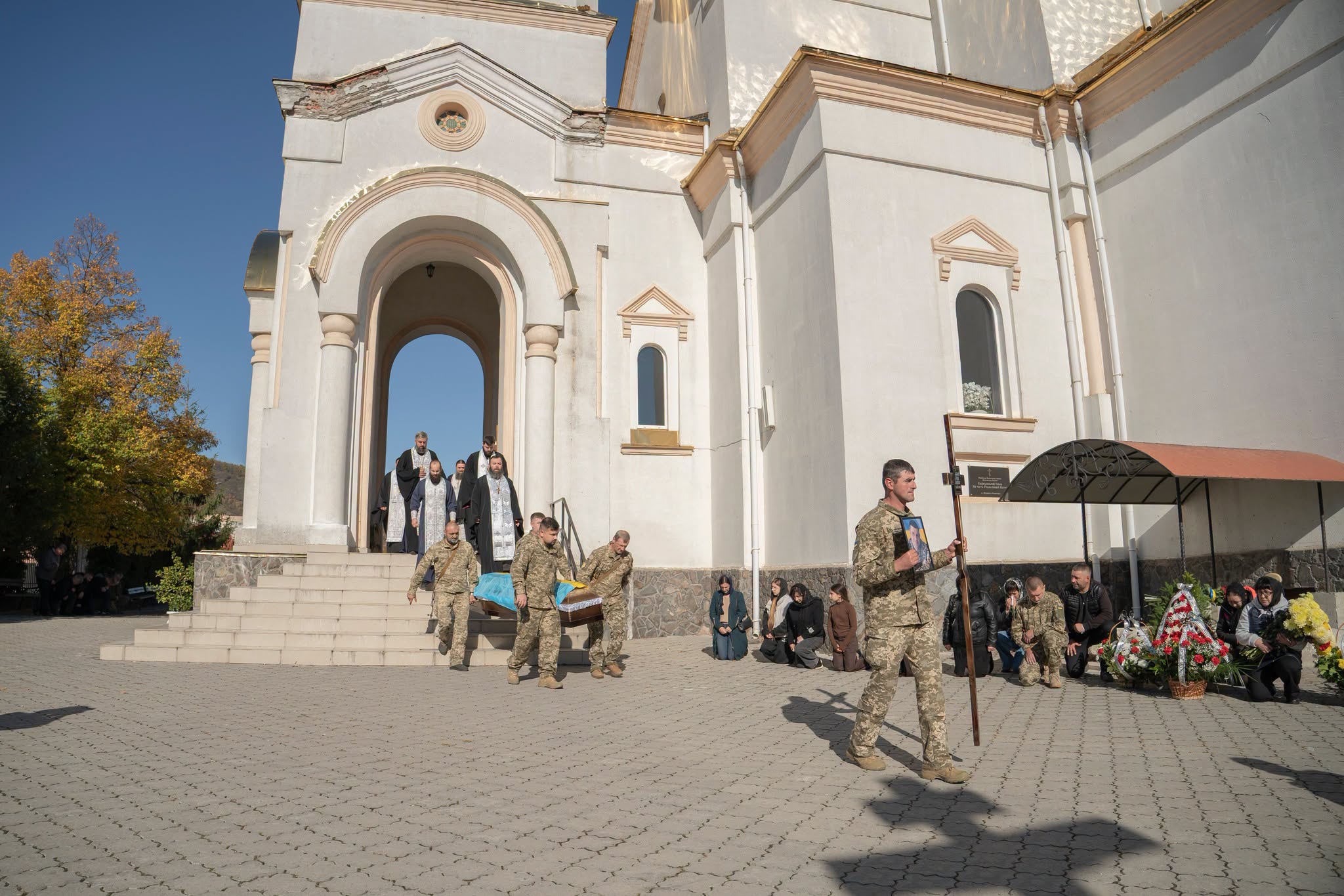 У Мукачеві в останню дорогу провели полеглого воїна Андрія Сальникова