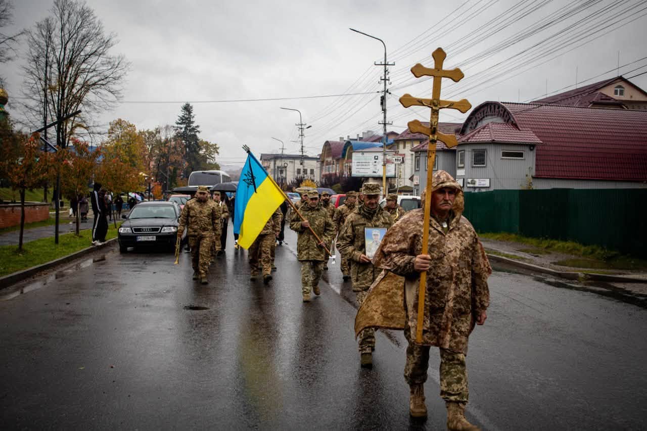 На Тячівщині попрощалися із полеглим воїном Михайлом Бережником