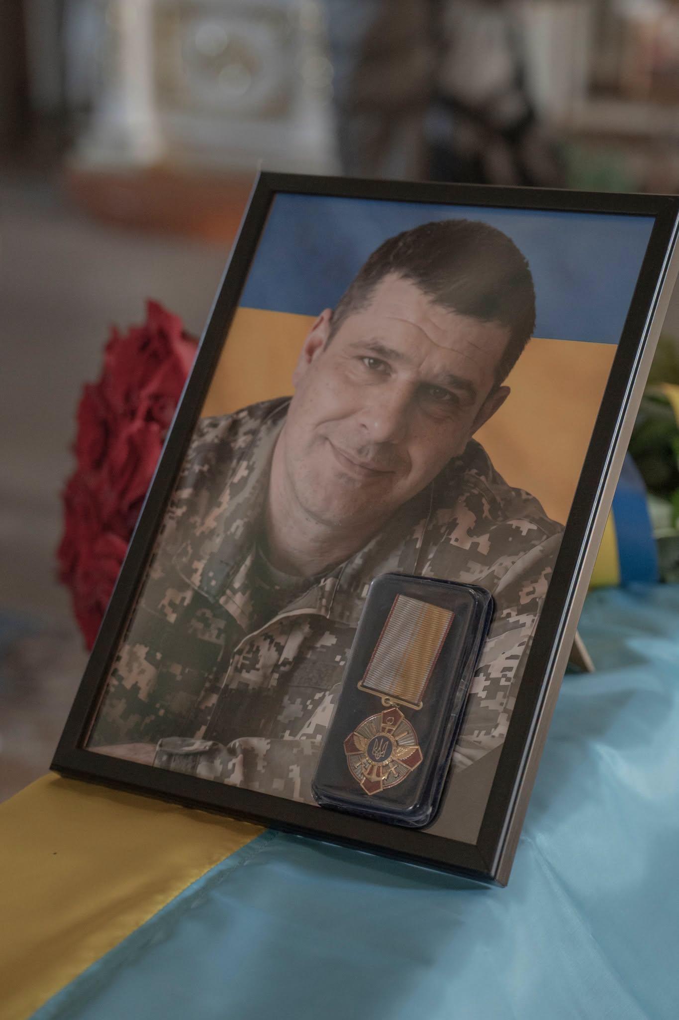 У Мукачеві в останню дорогу провели полеглого воїна Андрія Сальникова