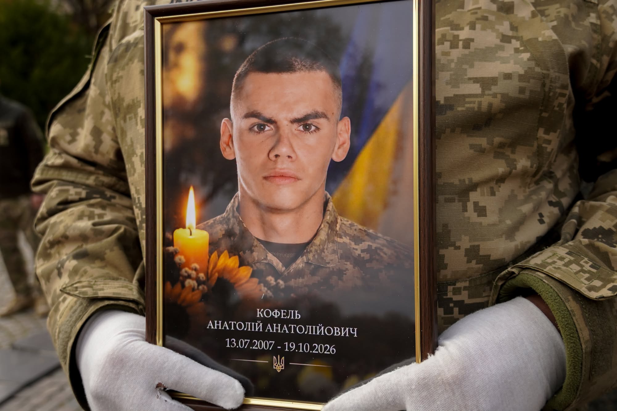 В Ужгороді попрощалися із 19-річним воїном Анатолієм Кофелем