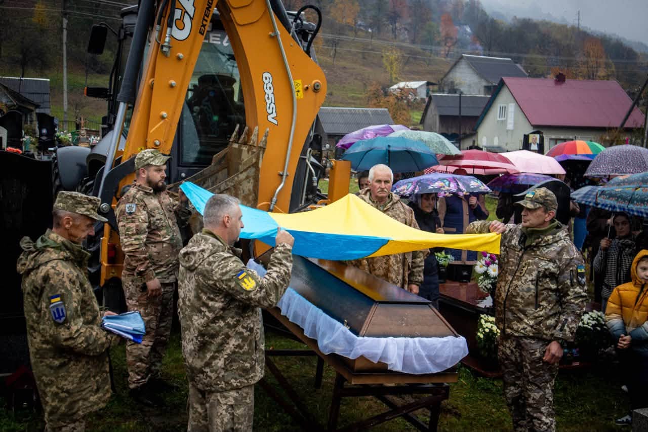 На Тячівщині попрощалися із полеглим воїном Михайлом Бережником